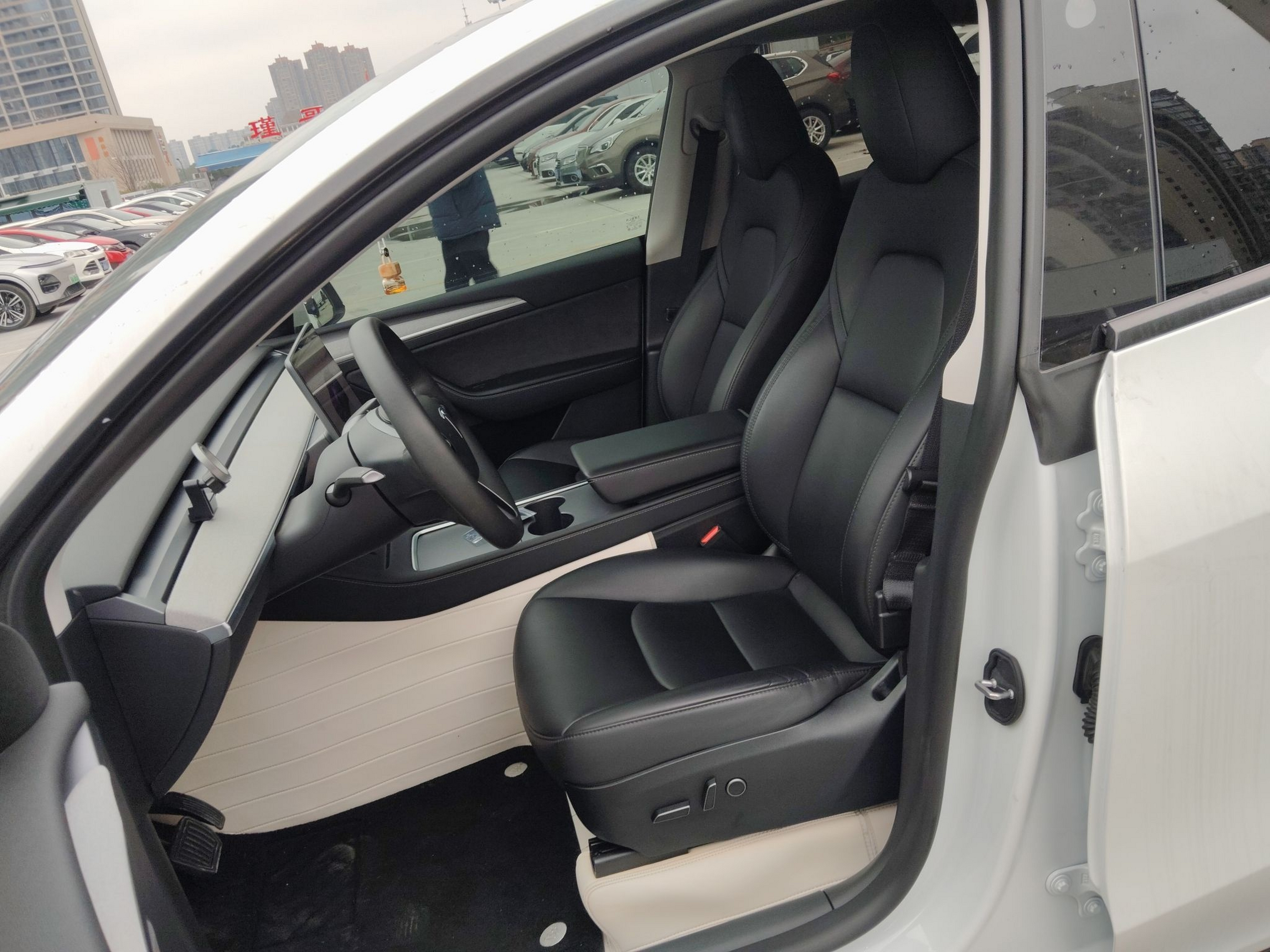 Переднее сиденье в автомобиле