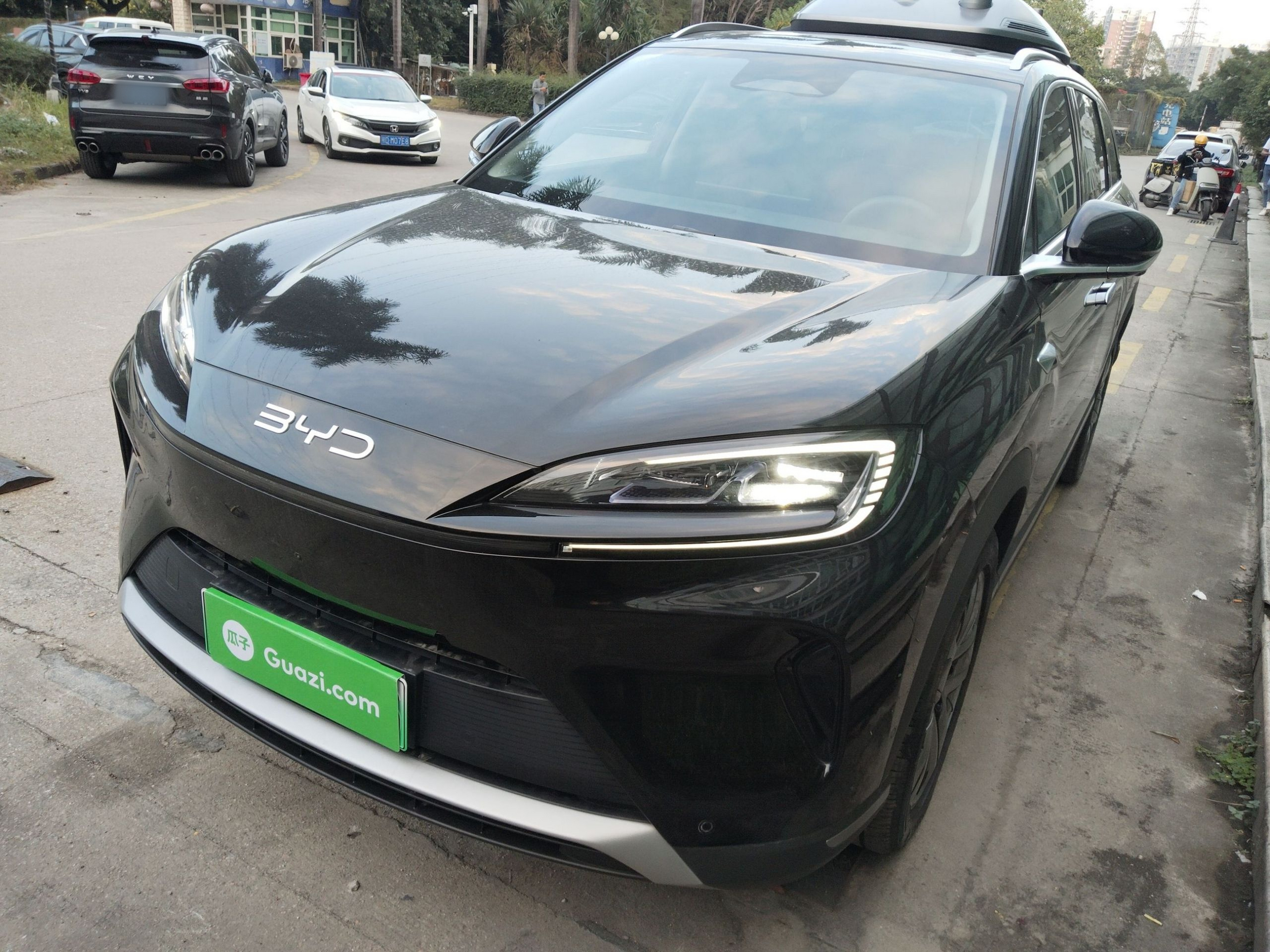 تحت مقدمة السيارة