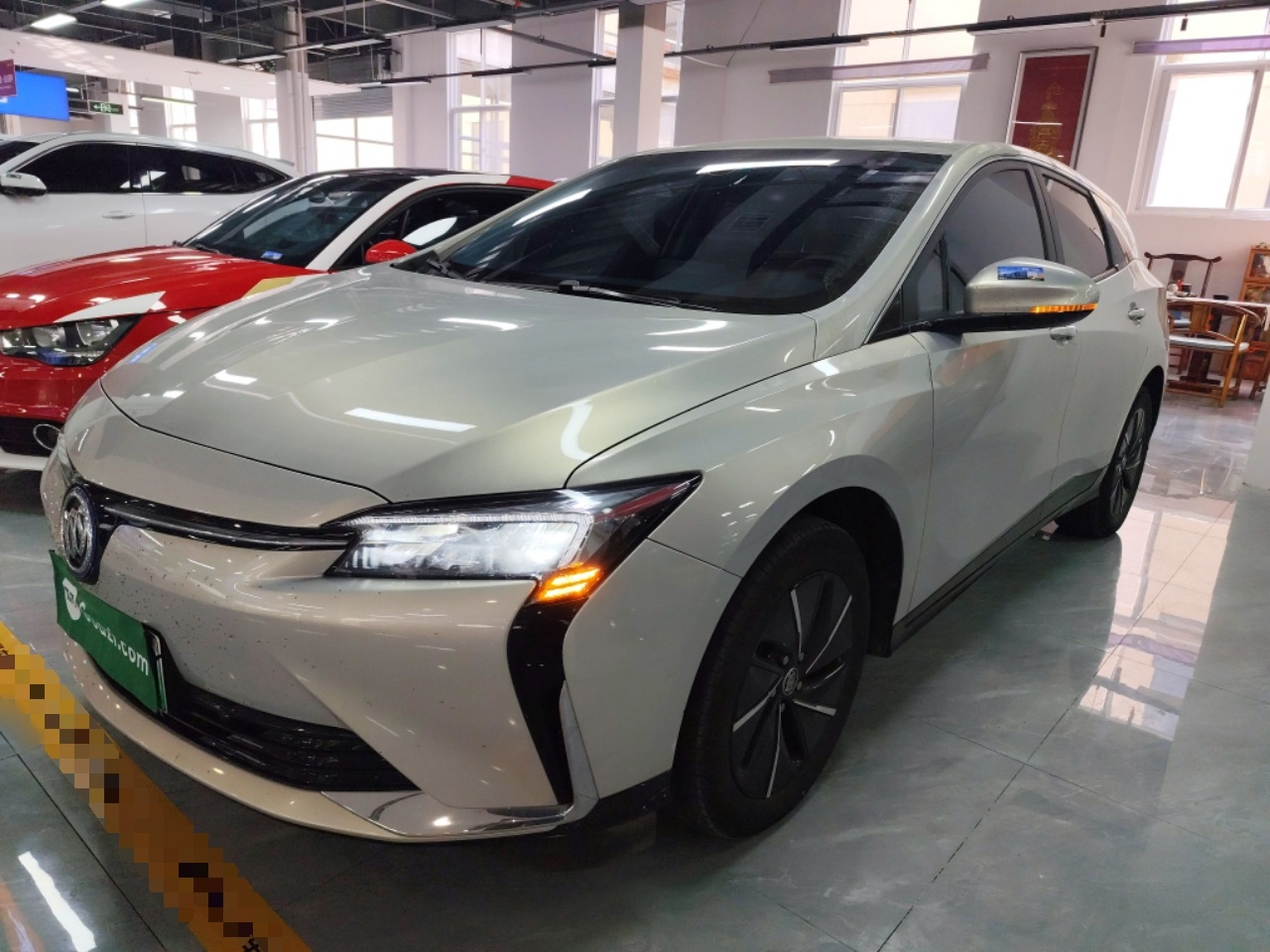 تحت مقدمة السيارة