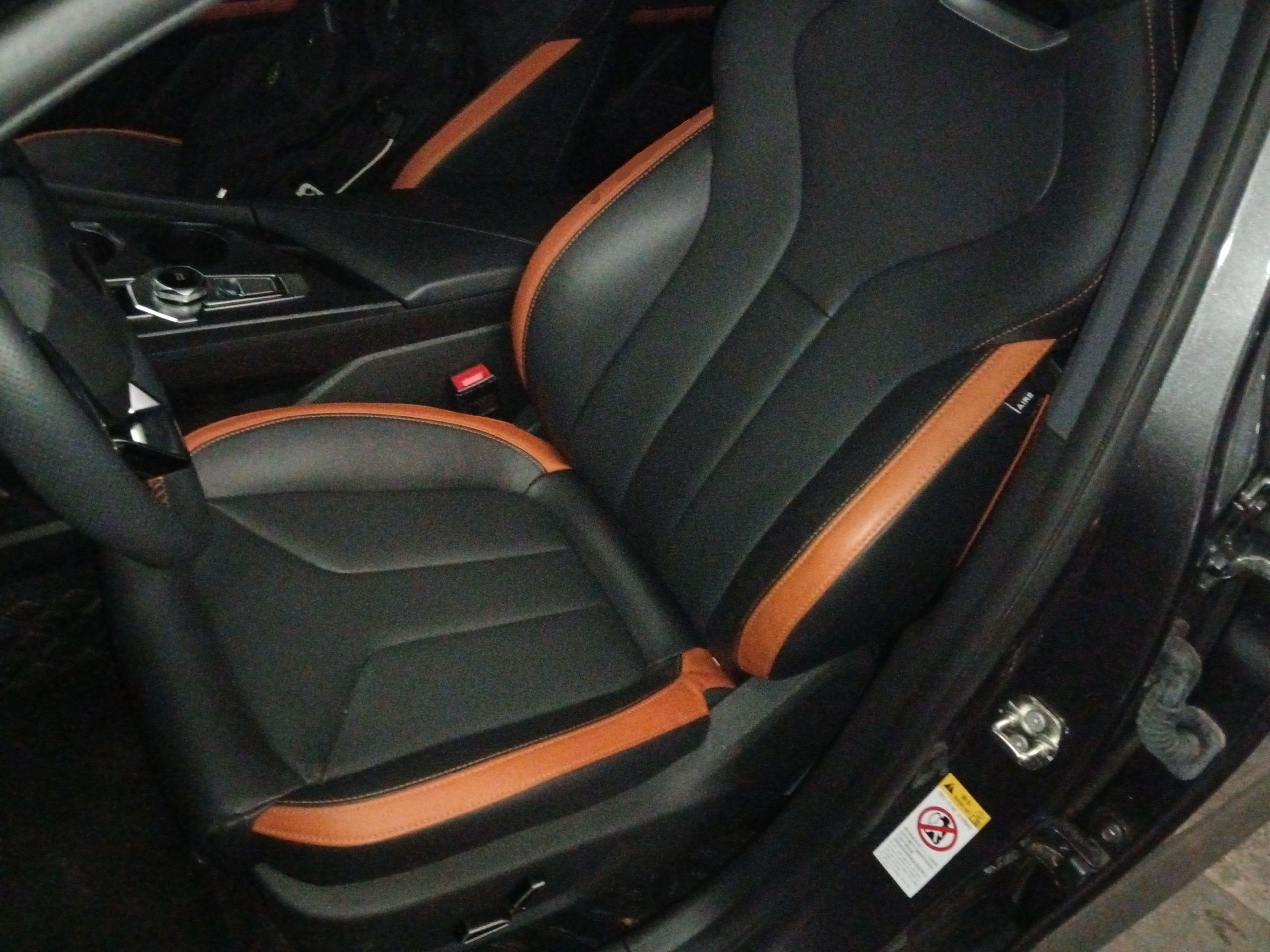 المقاعد الأمامية داخل السيارة