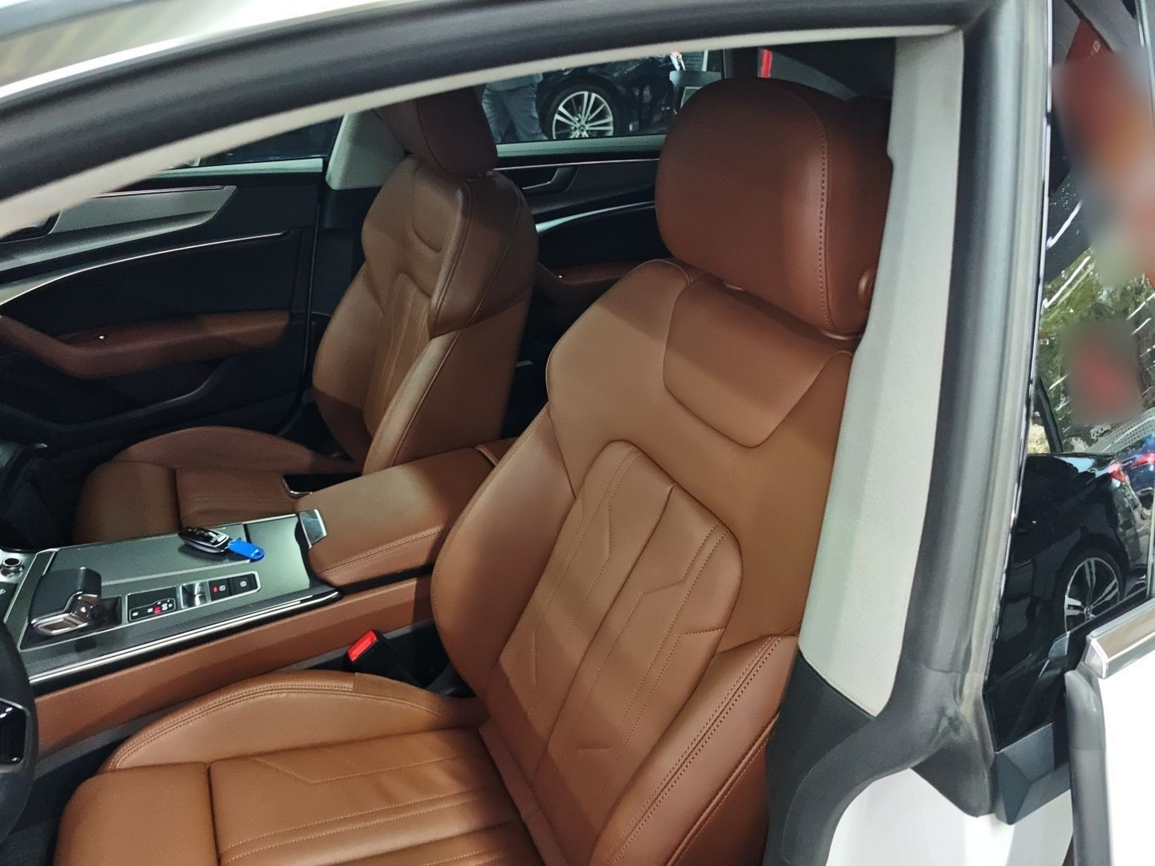 Переднее сиденье в автомобиле