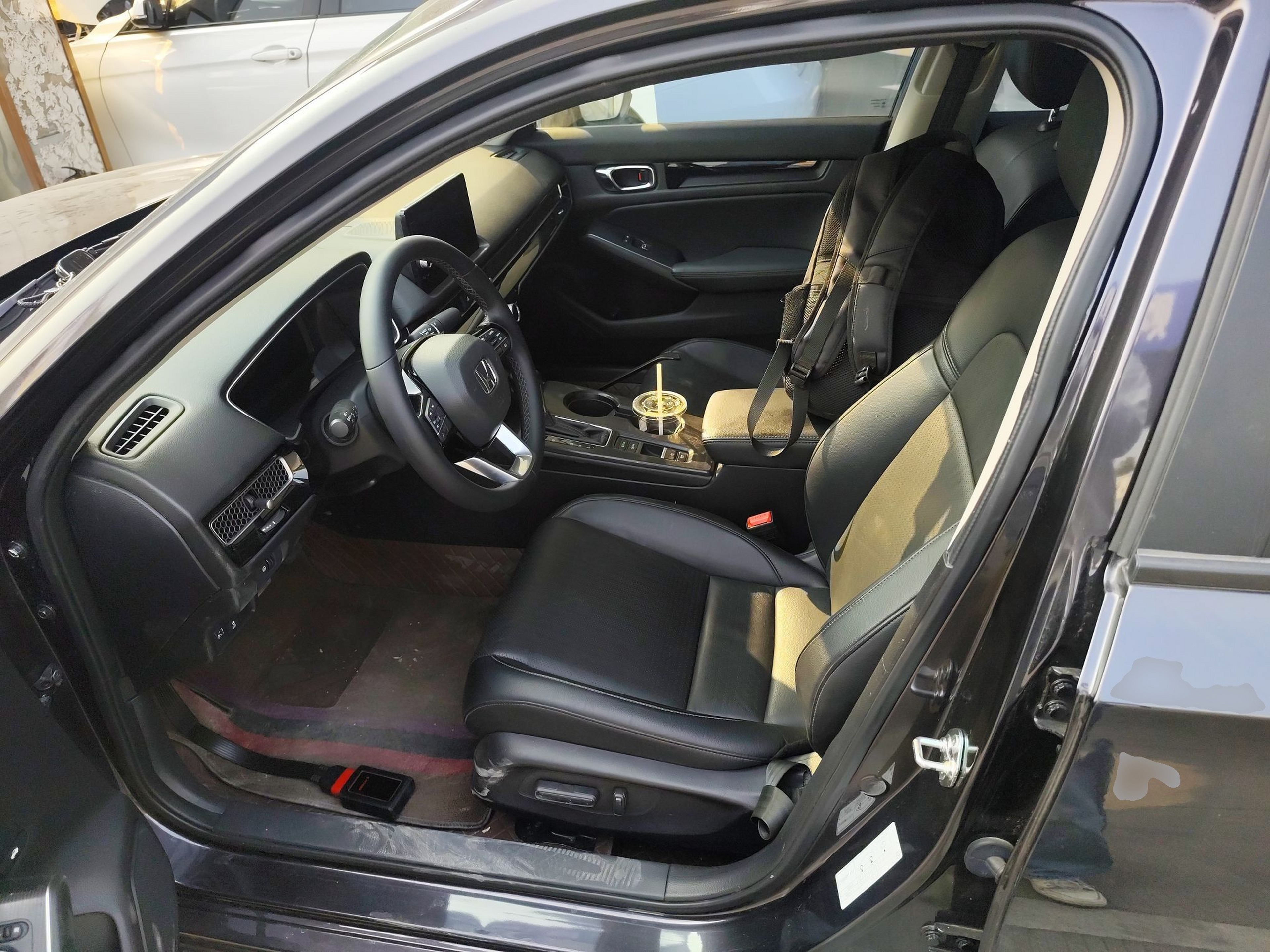 Переднее сиденье в автомобиле