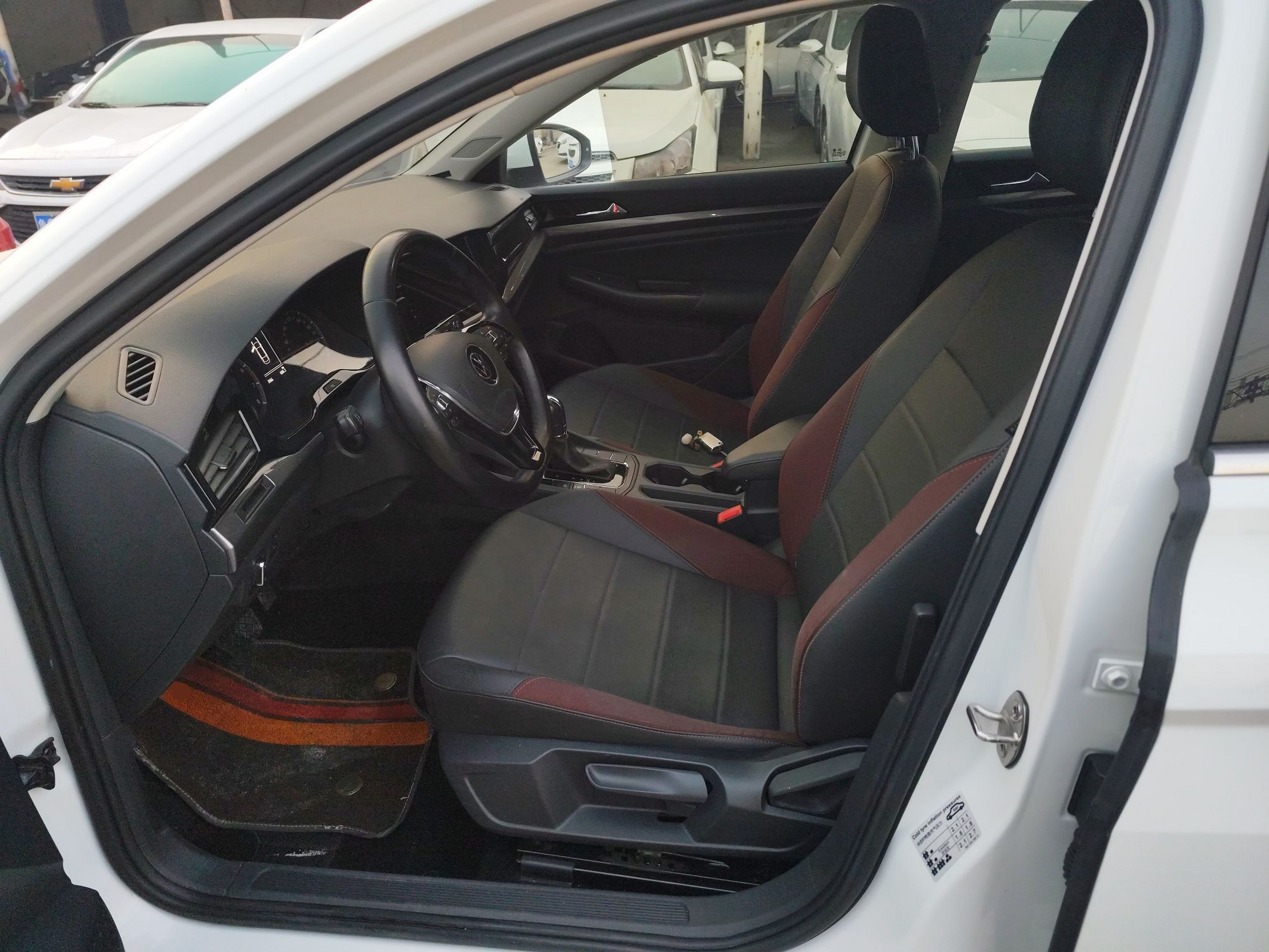 المقاعد الأمامية داخل السيارة