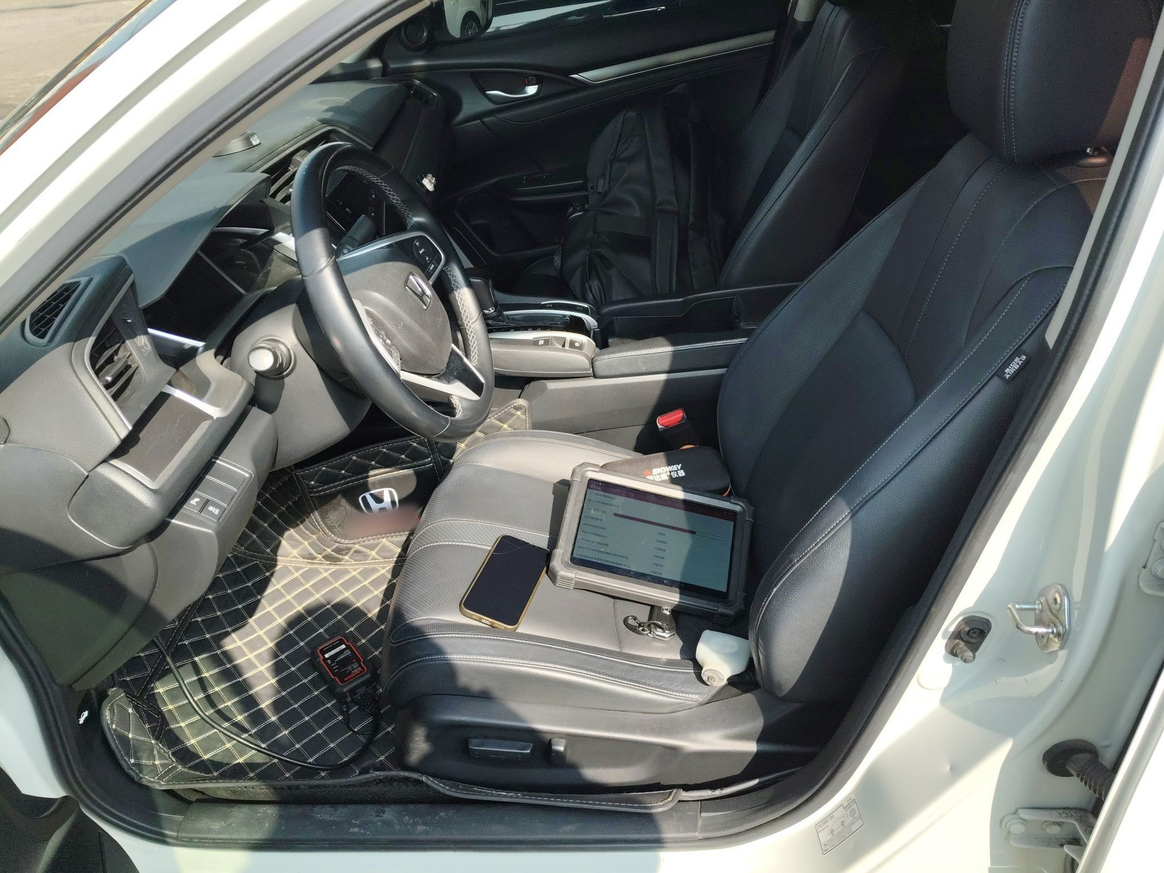 المقاعد الأمامية داخل السيارة