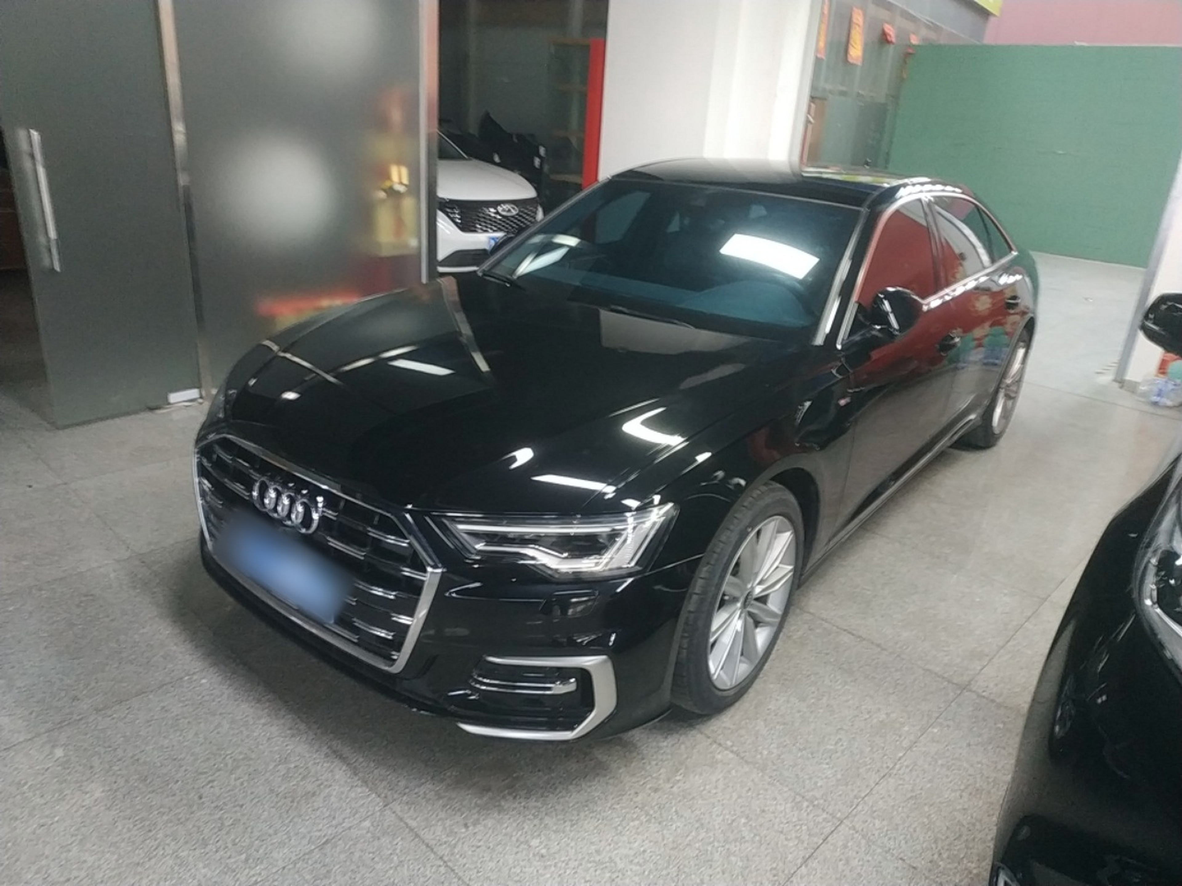 Под передней частью автомобиля