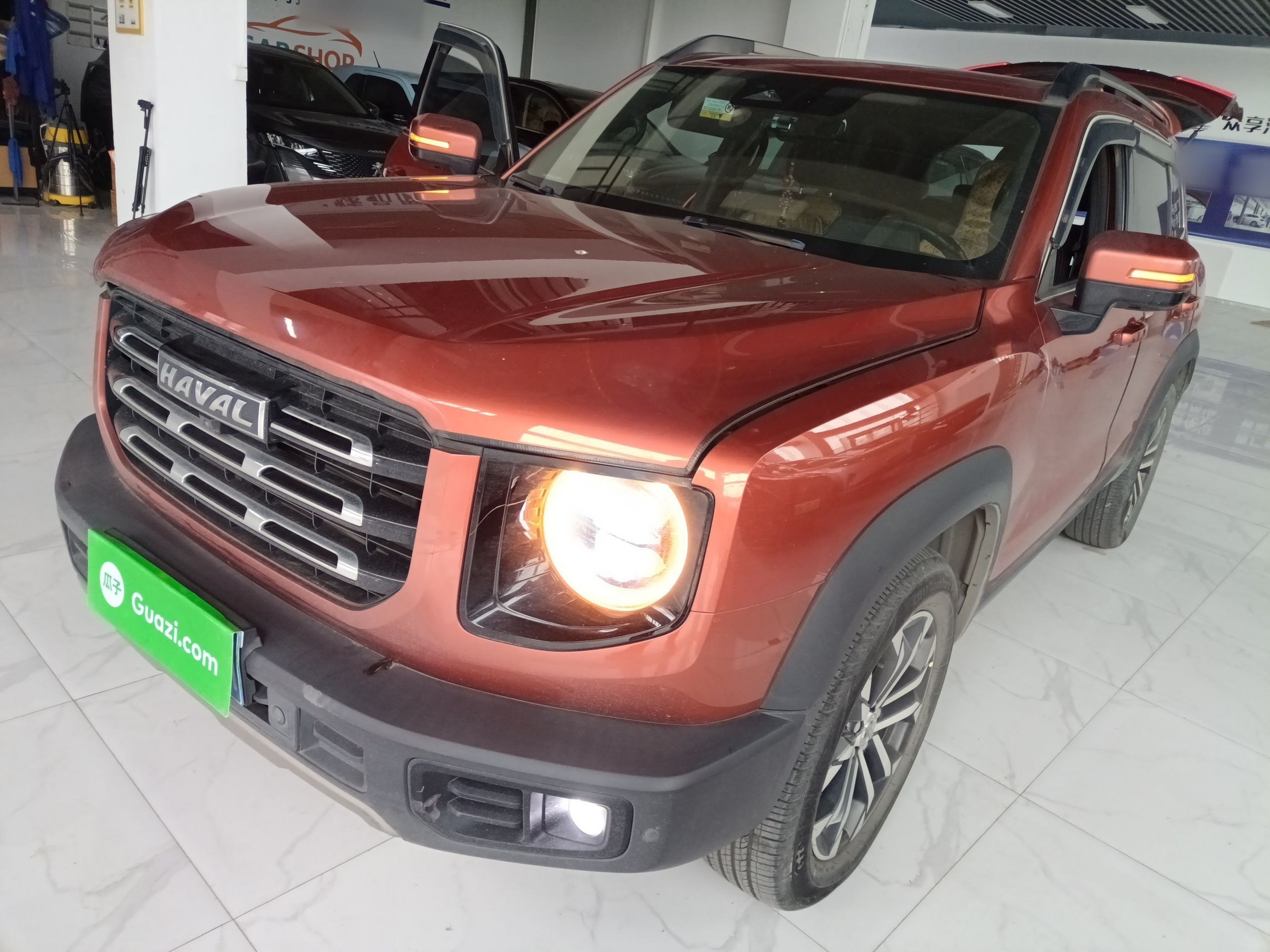 تحت مقدمة السيارة