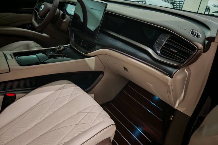 Used Denza D9 2022 DM-i 970 Four-Wheel Drive Prestige Model
