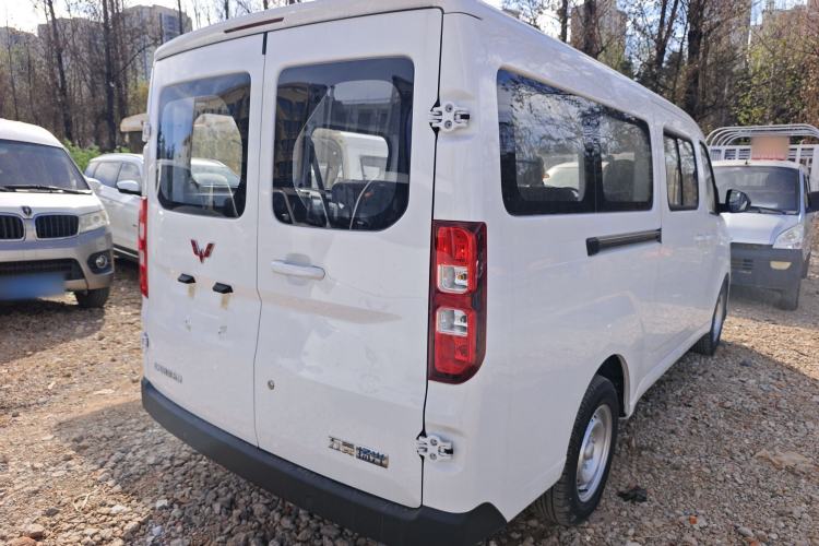 Used Wuling Yangguang 2024 300KM Comfort Version Passenger Van 75kW