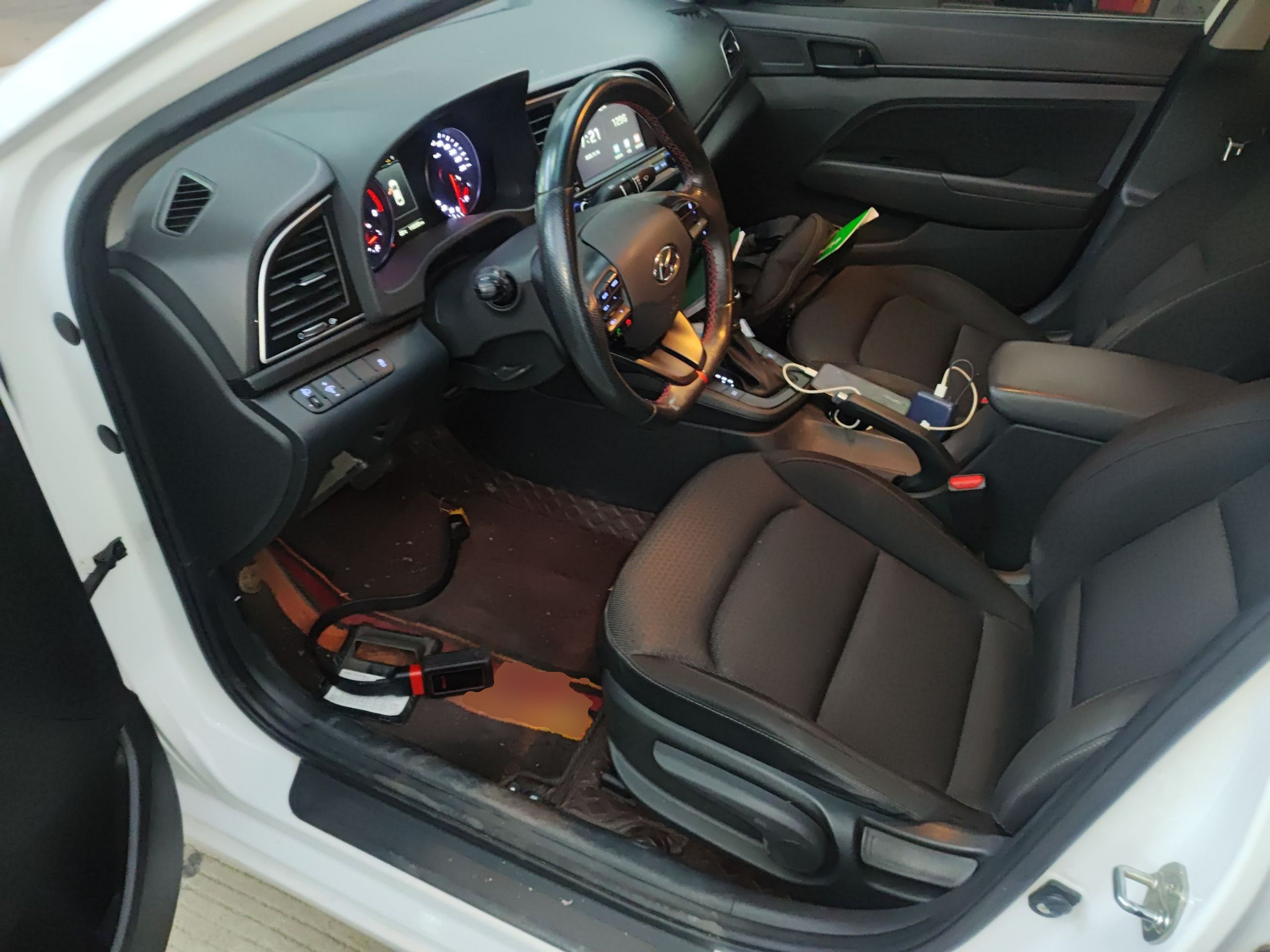 المقاعد الأمامية داخل السيارة