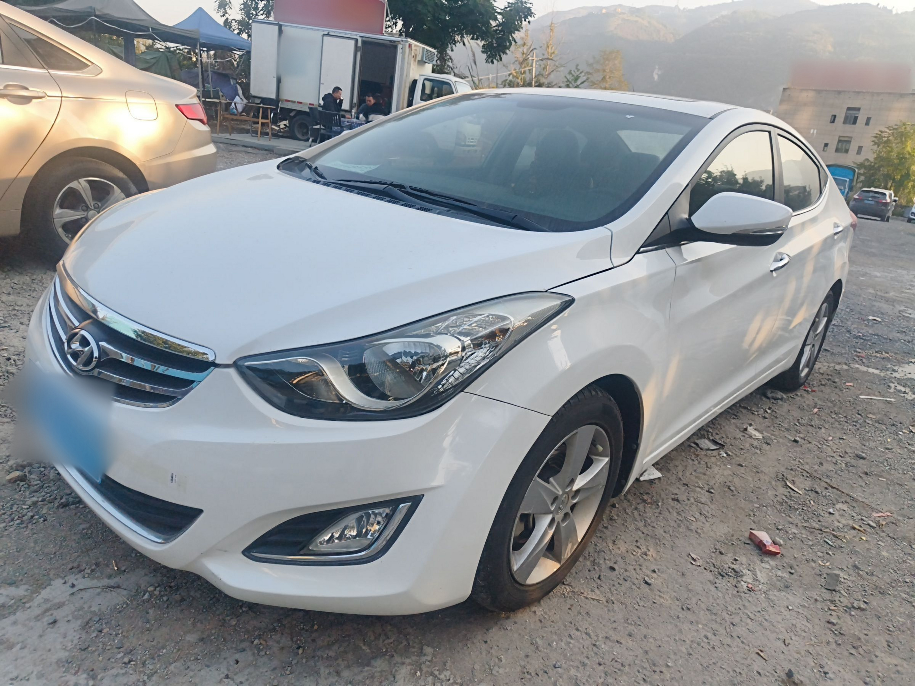 تحت مقدمة السيارة