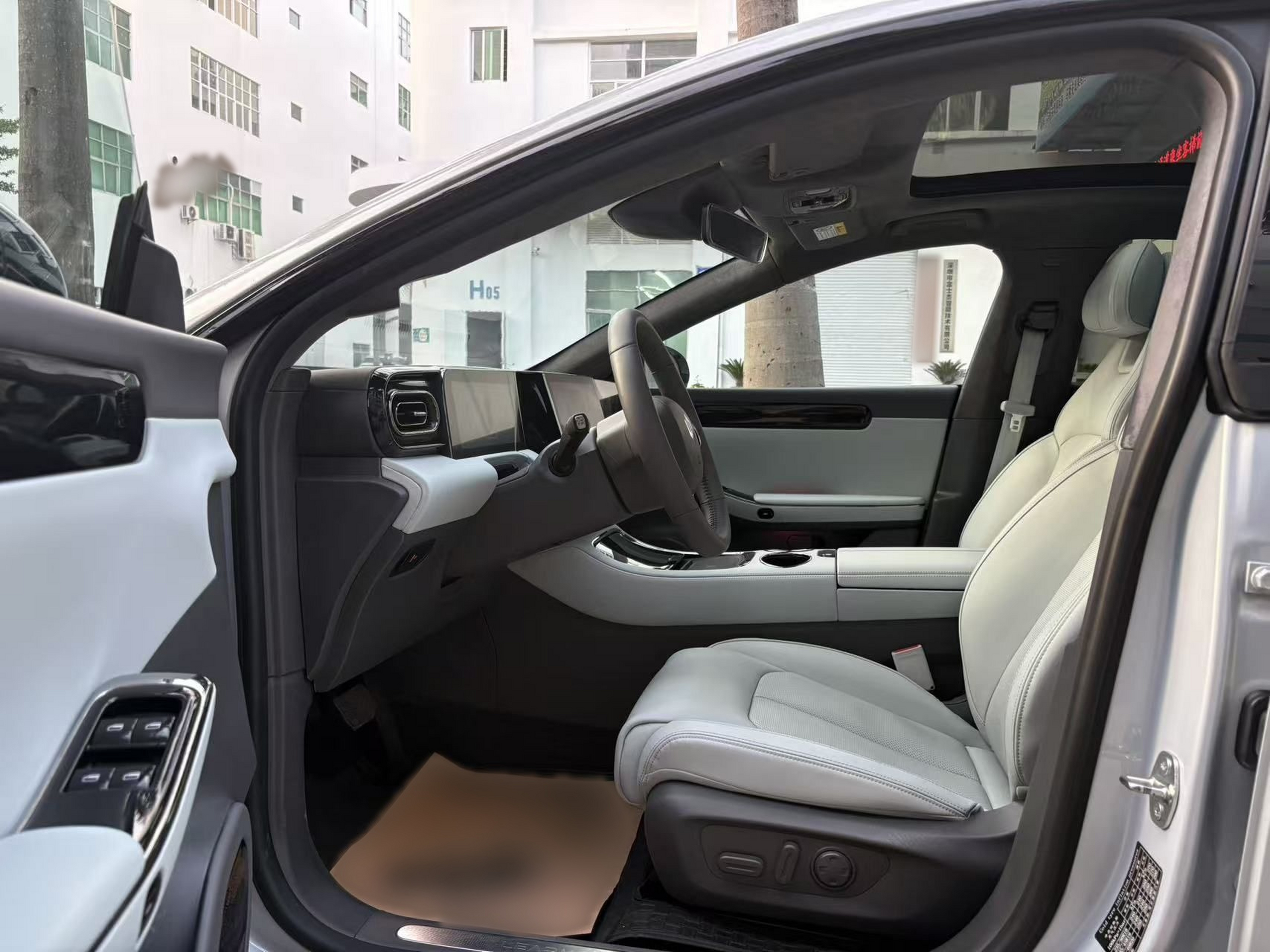 المقاعد الأمامية داخل السيارة