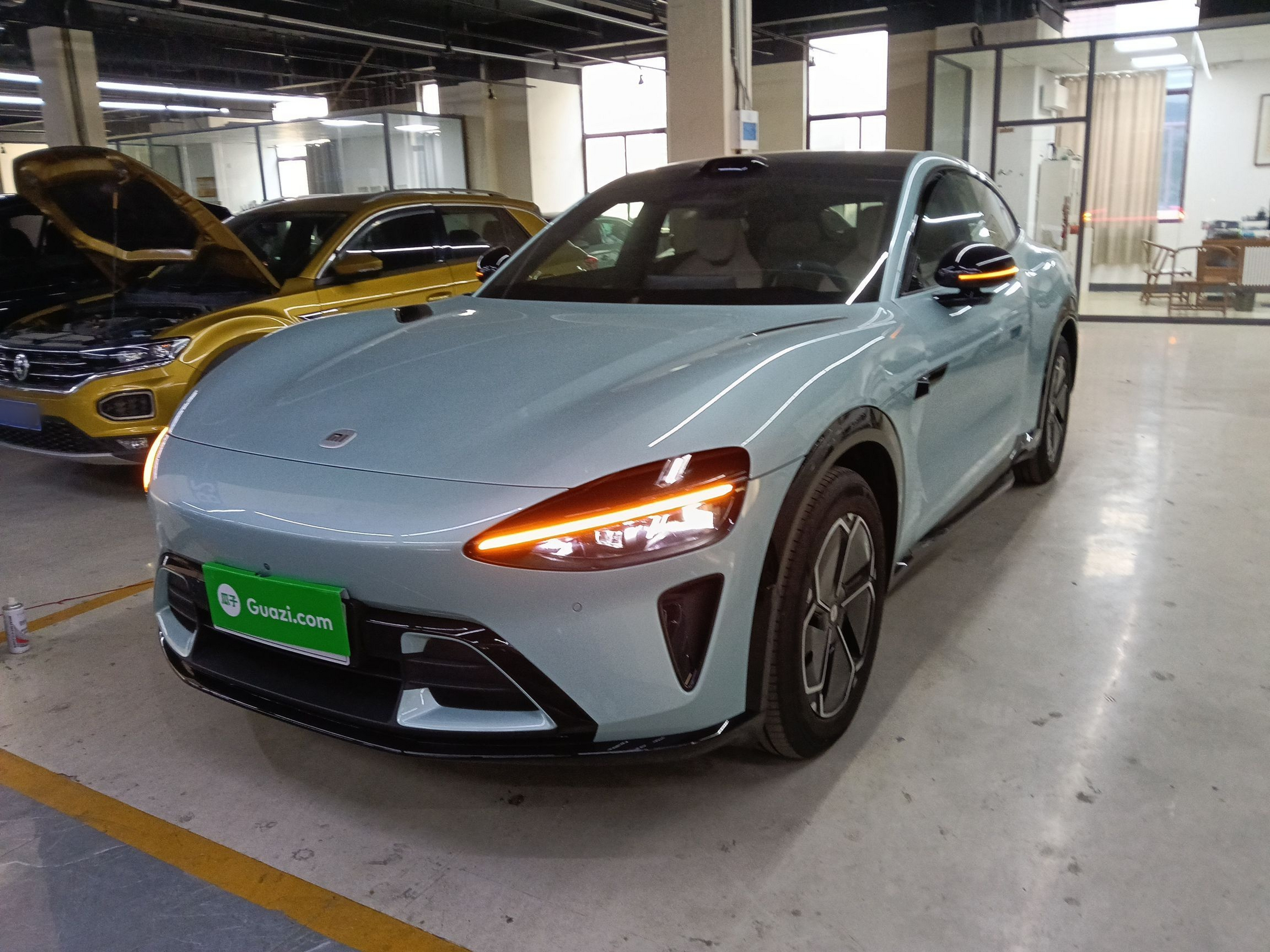 تحت مقدمة السيارة