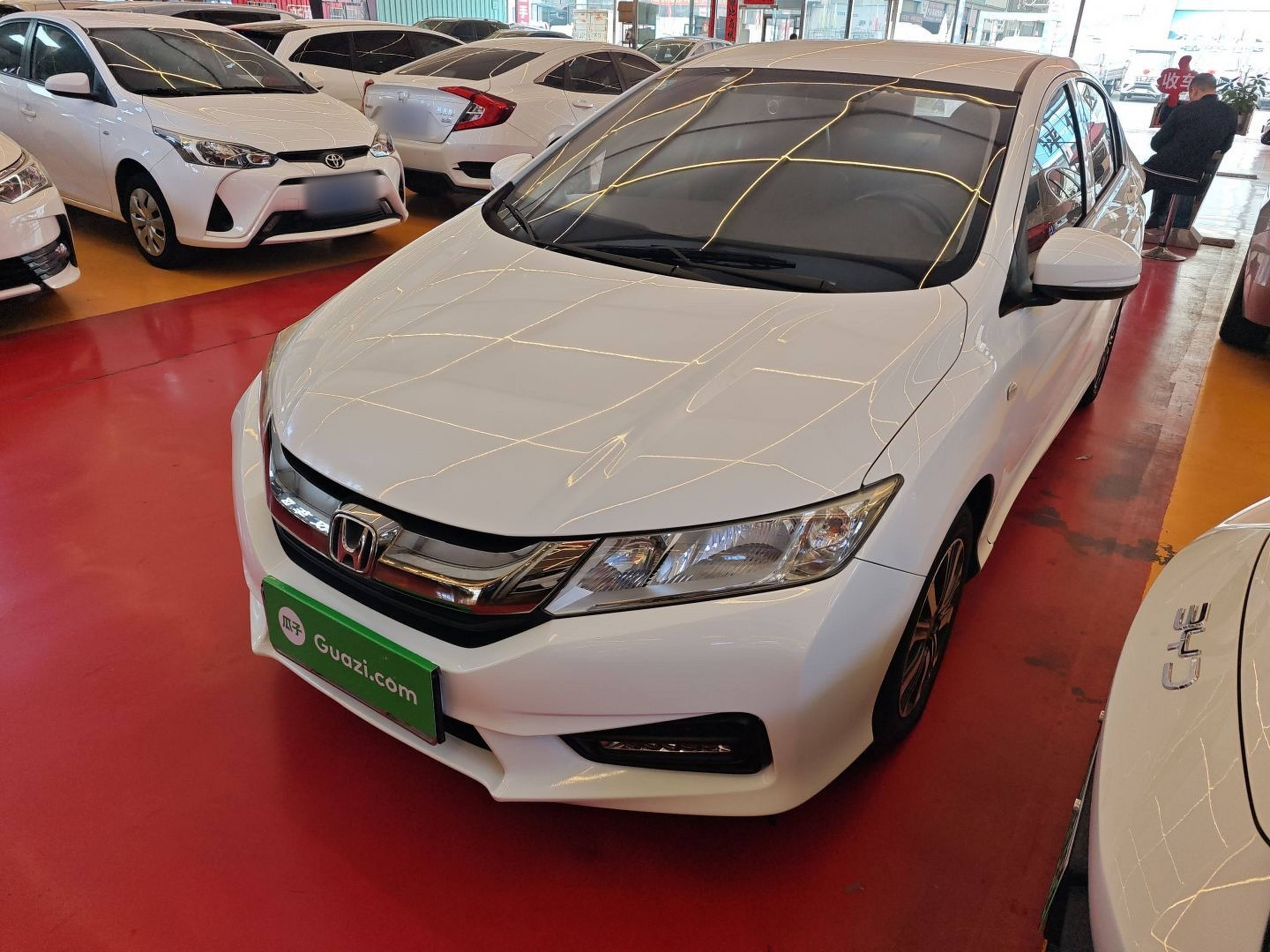 تحت مقدمة السيارة