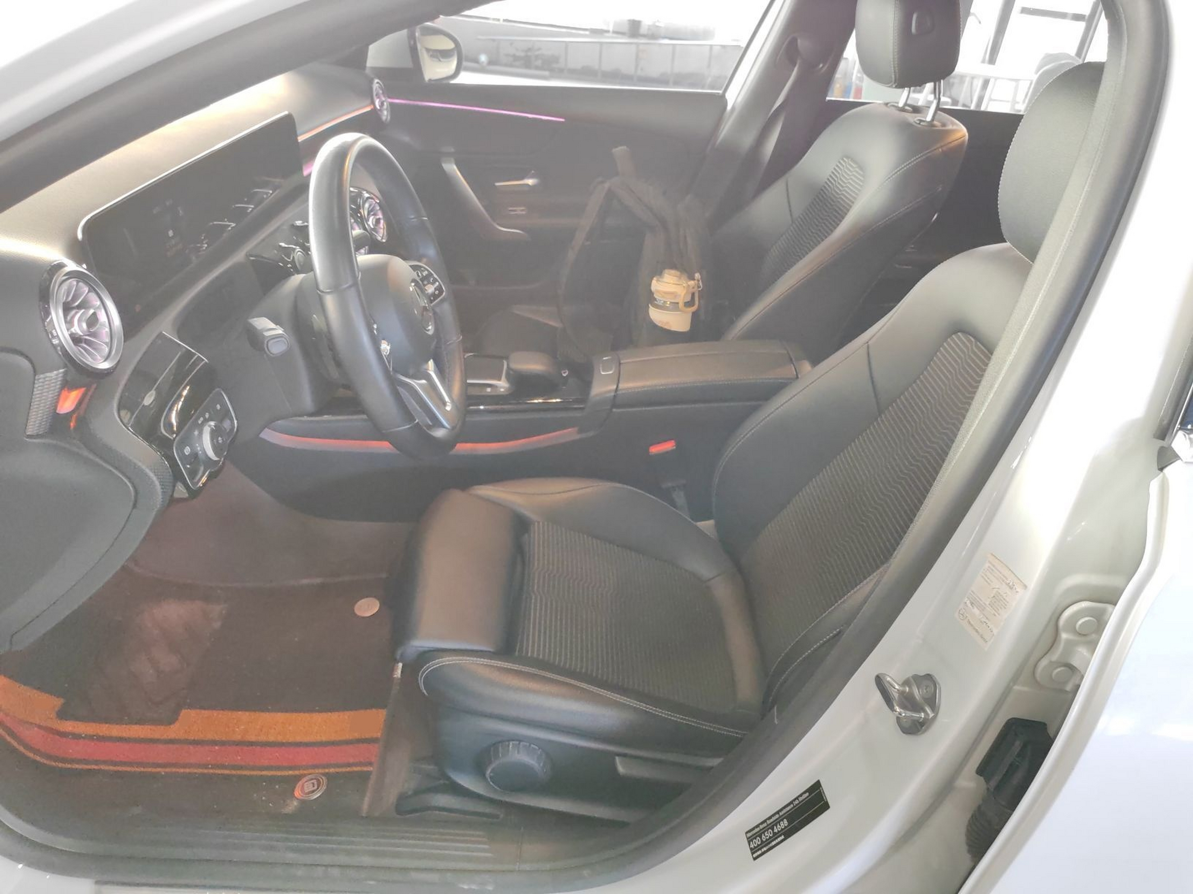 Переднее сиденье в автомобиле