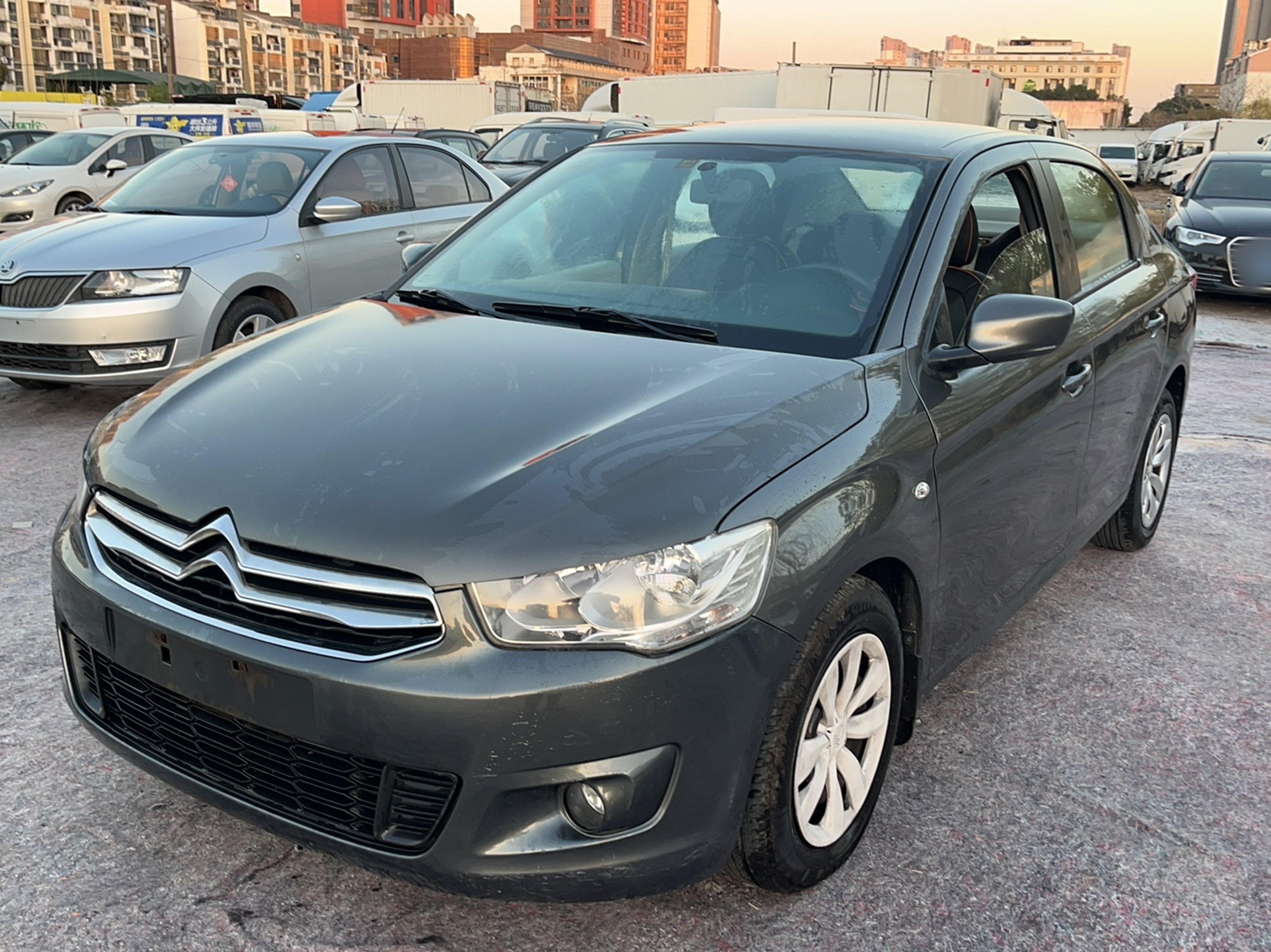 تحت مقدمة السيارة