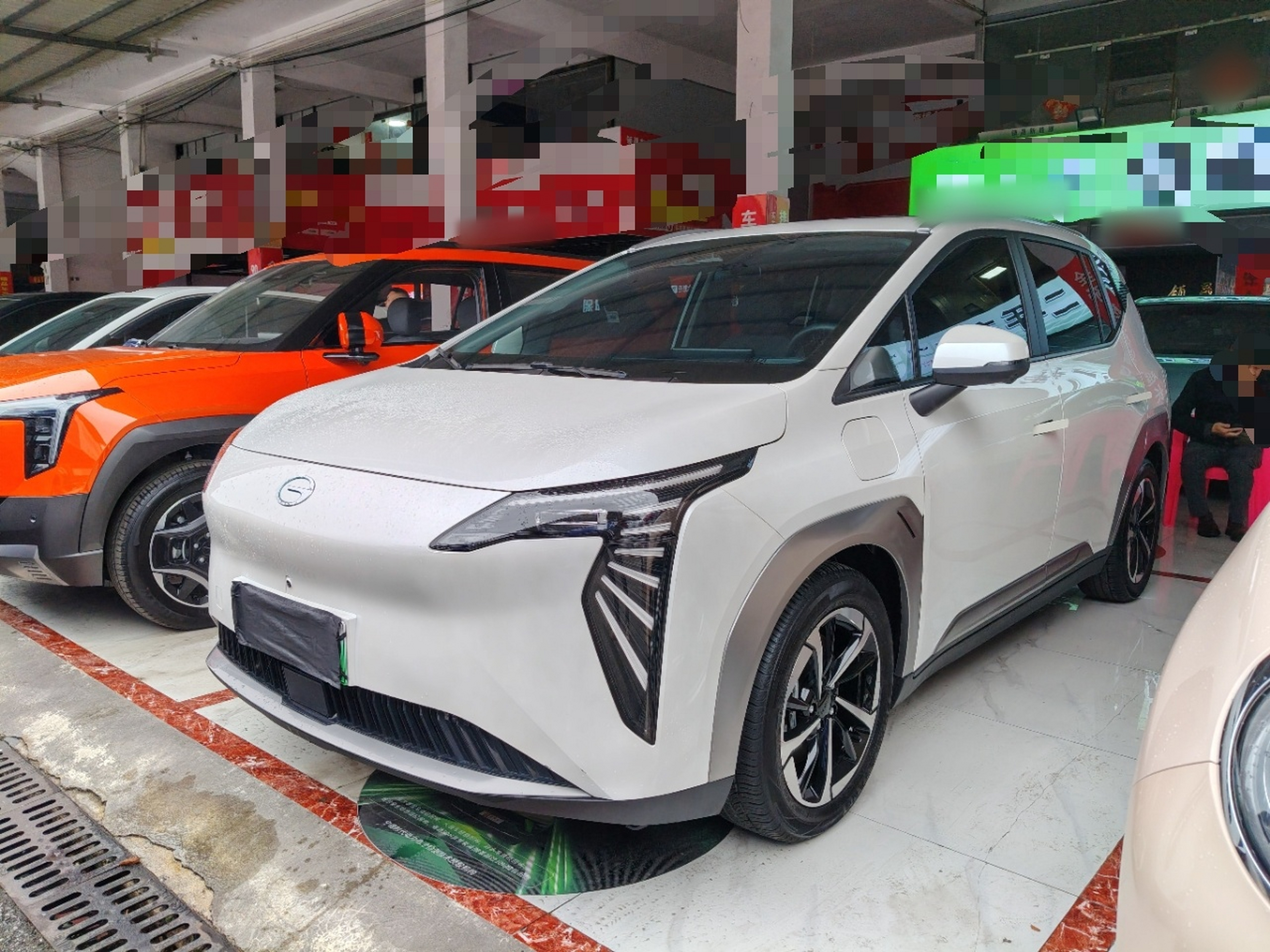 تحت مقدمة السيارة