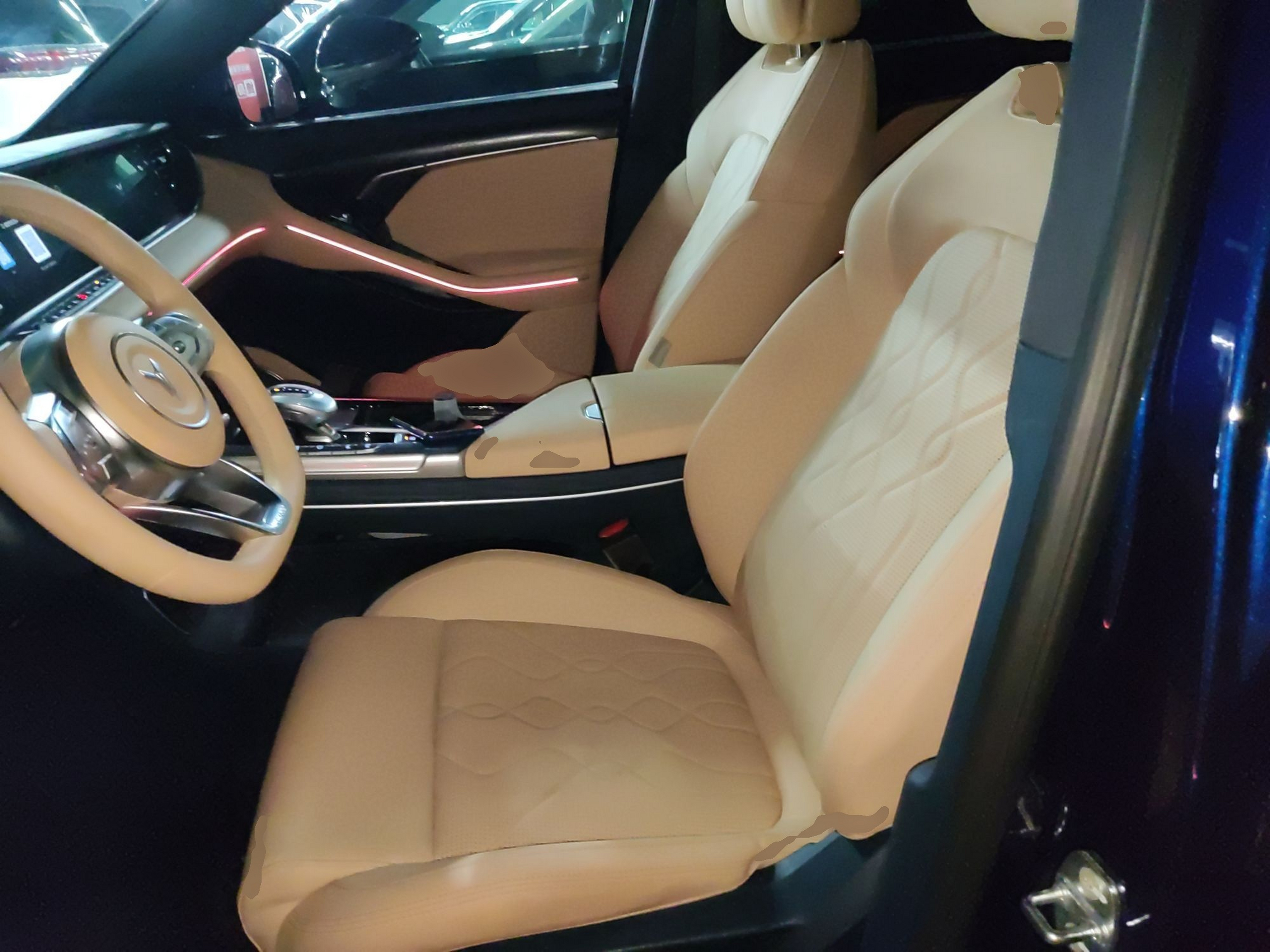 المقاعد الأمامية داخل السيارة