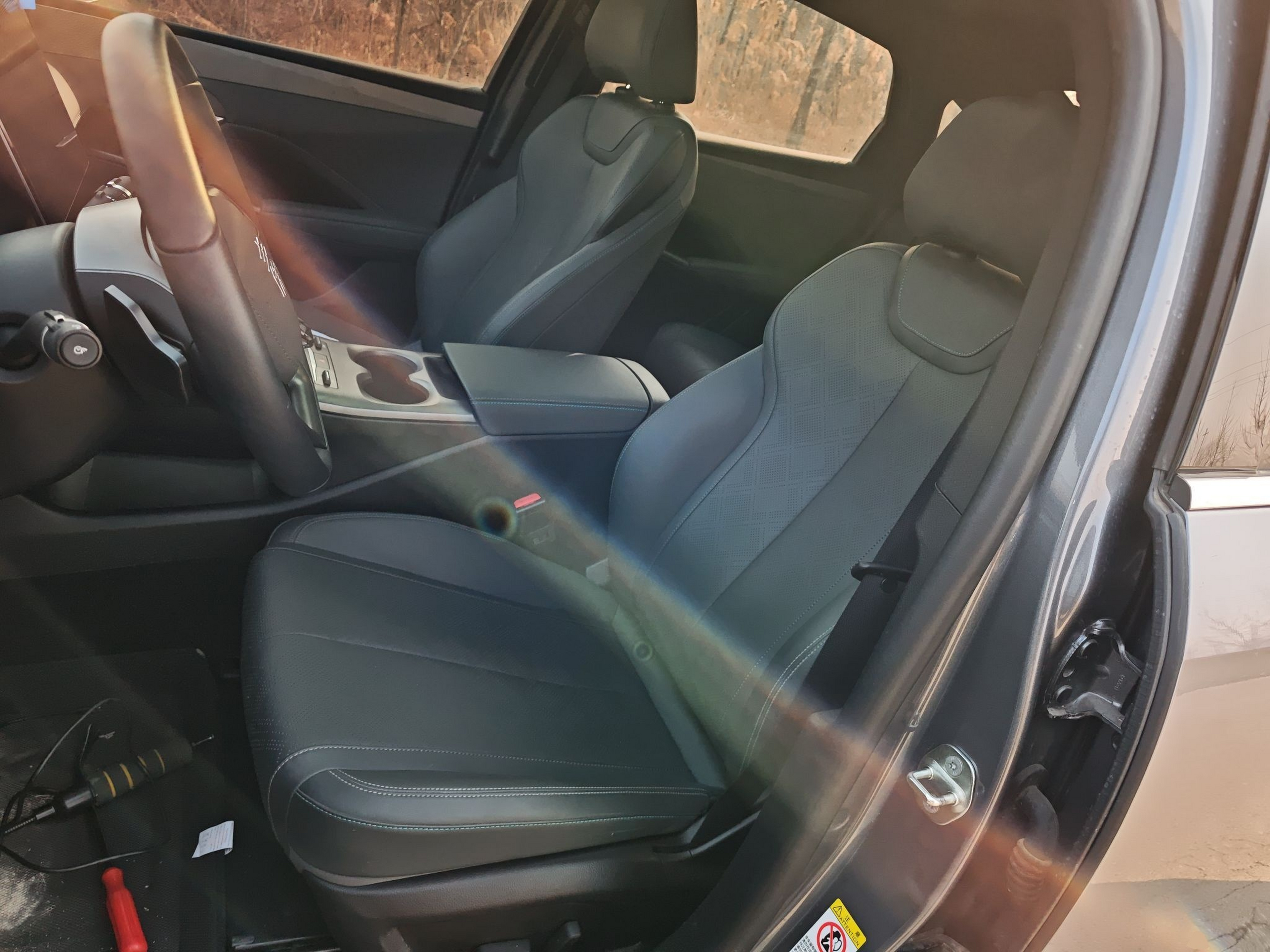 المقاعد الأمامية داخل السيارة