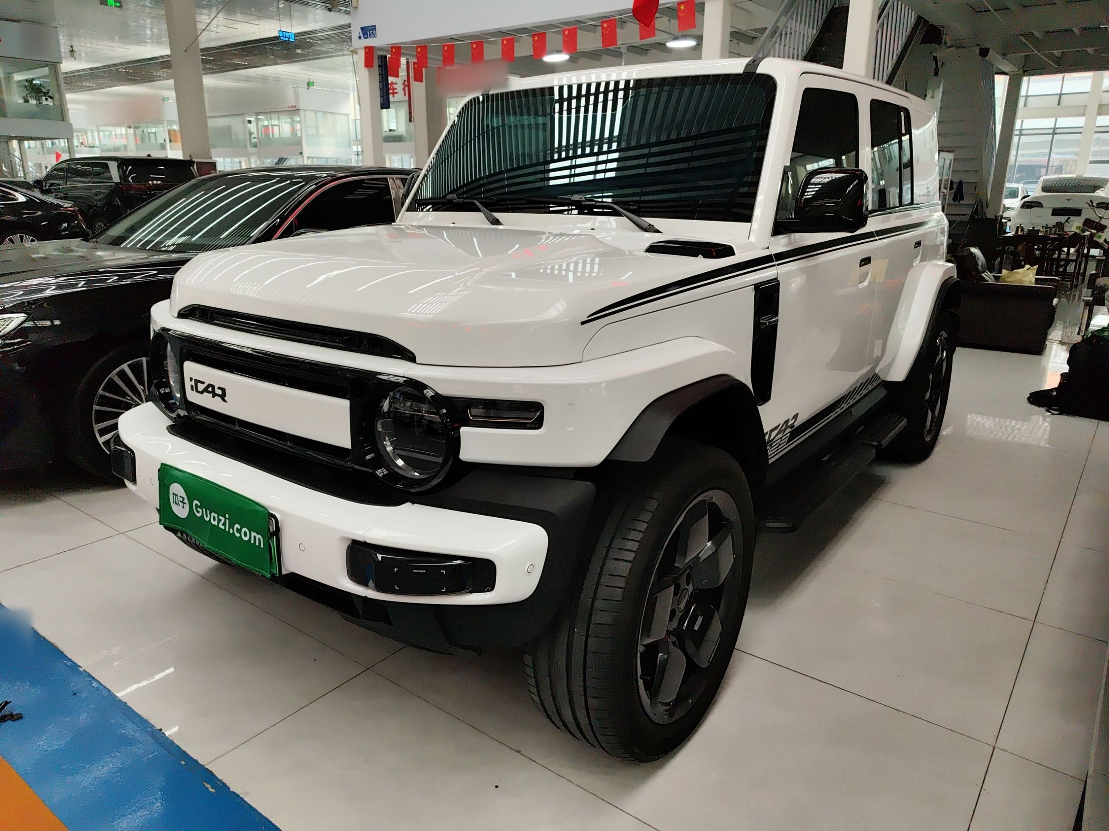 تحت مقدمة السيارة