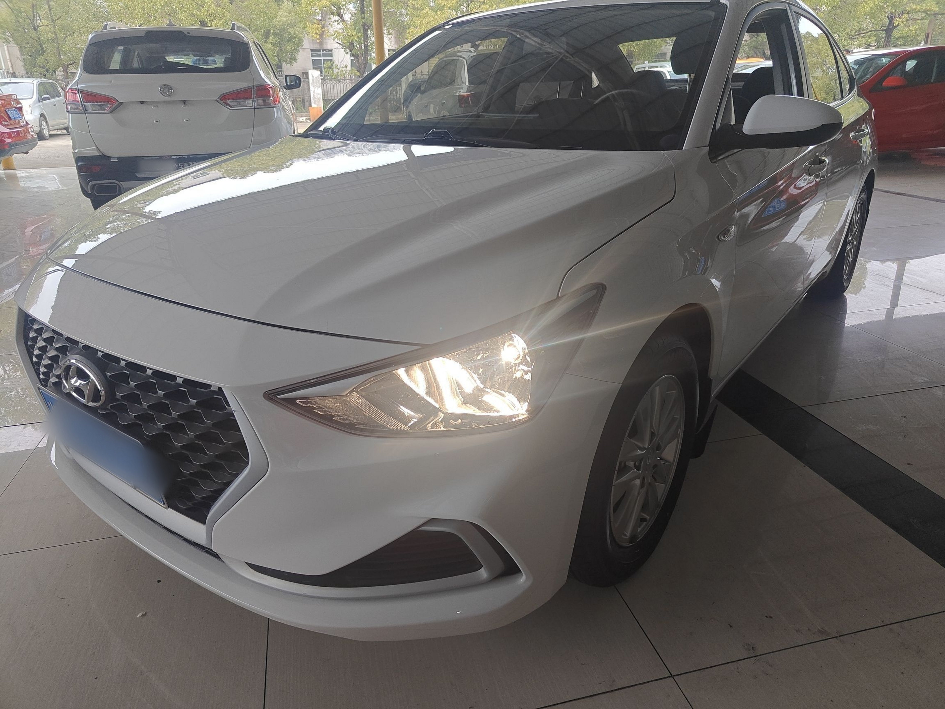 Под передней частью автомобиля