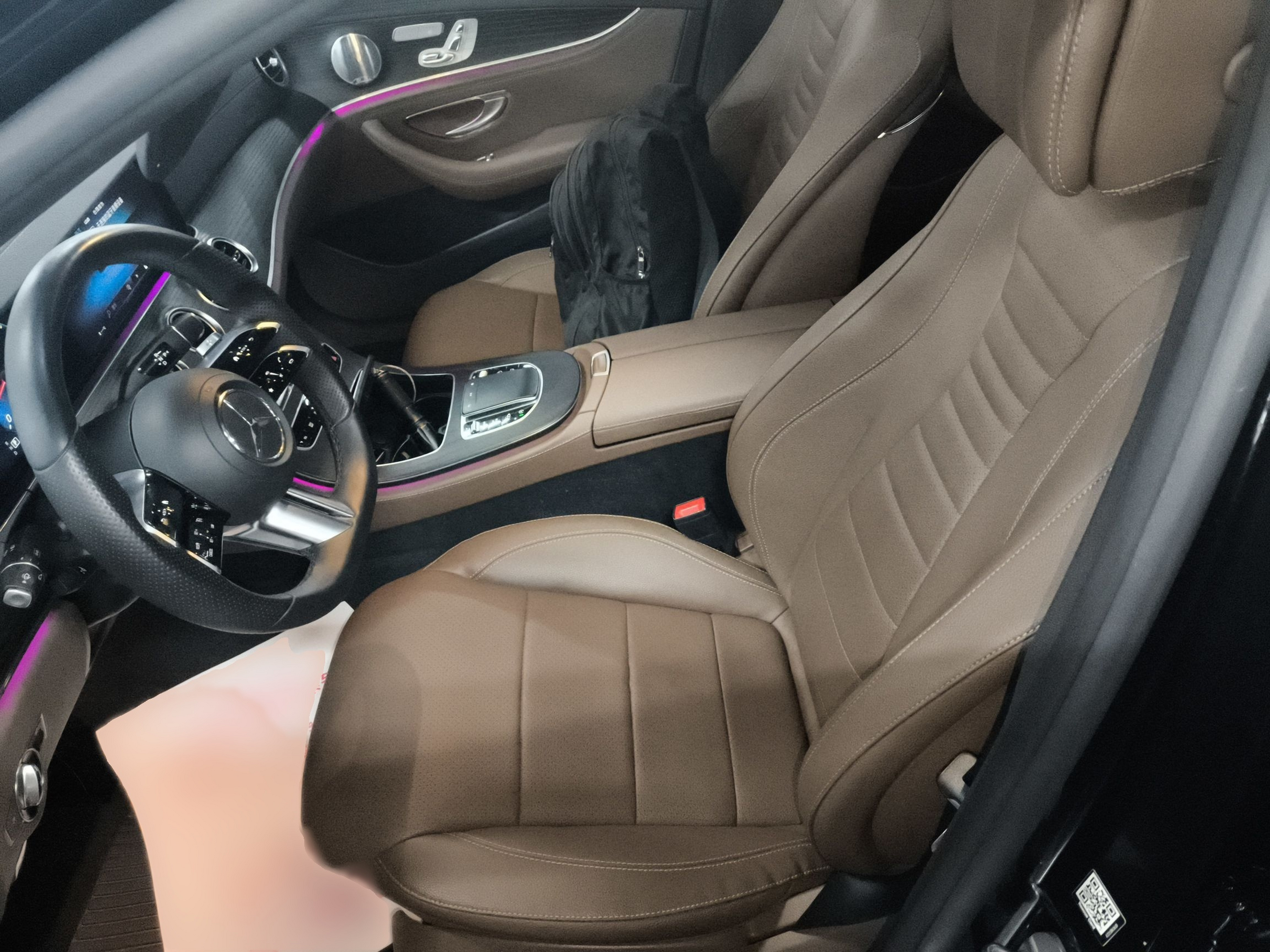 المقاعد الأمامية داخل السيارة