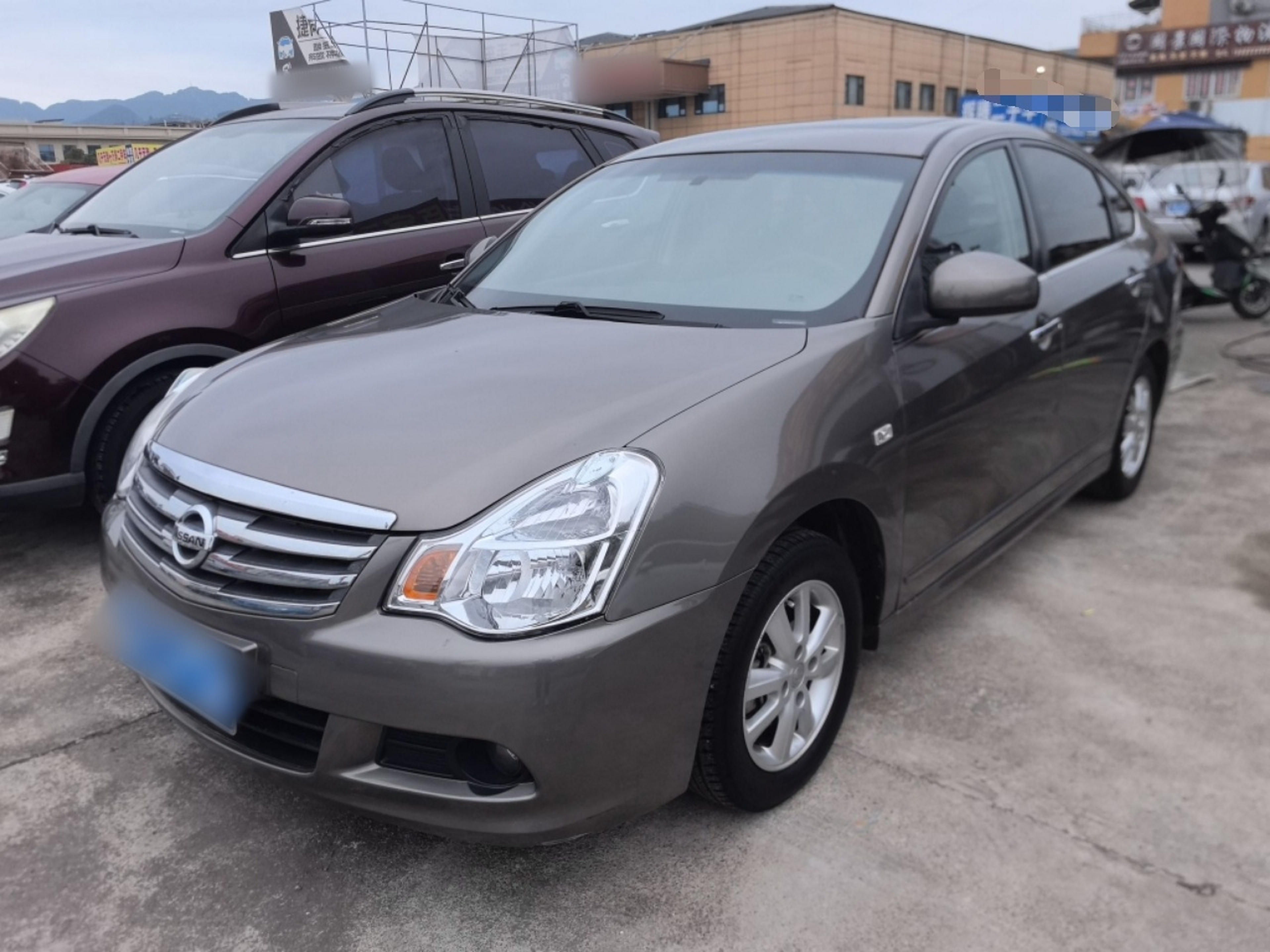 تحت مقدمة السيارة