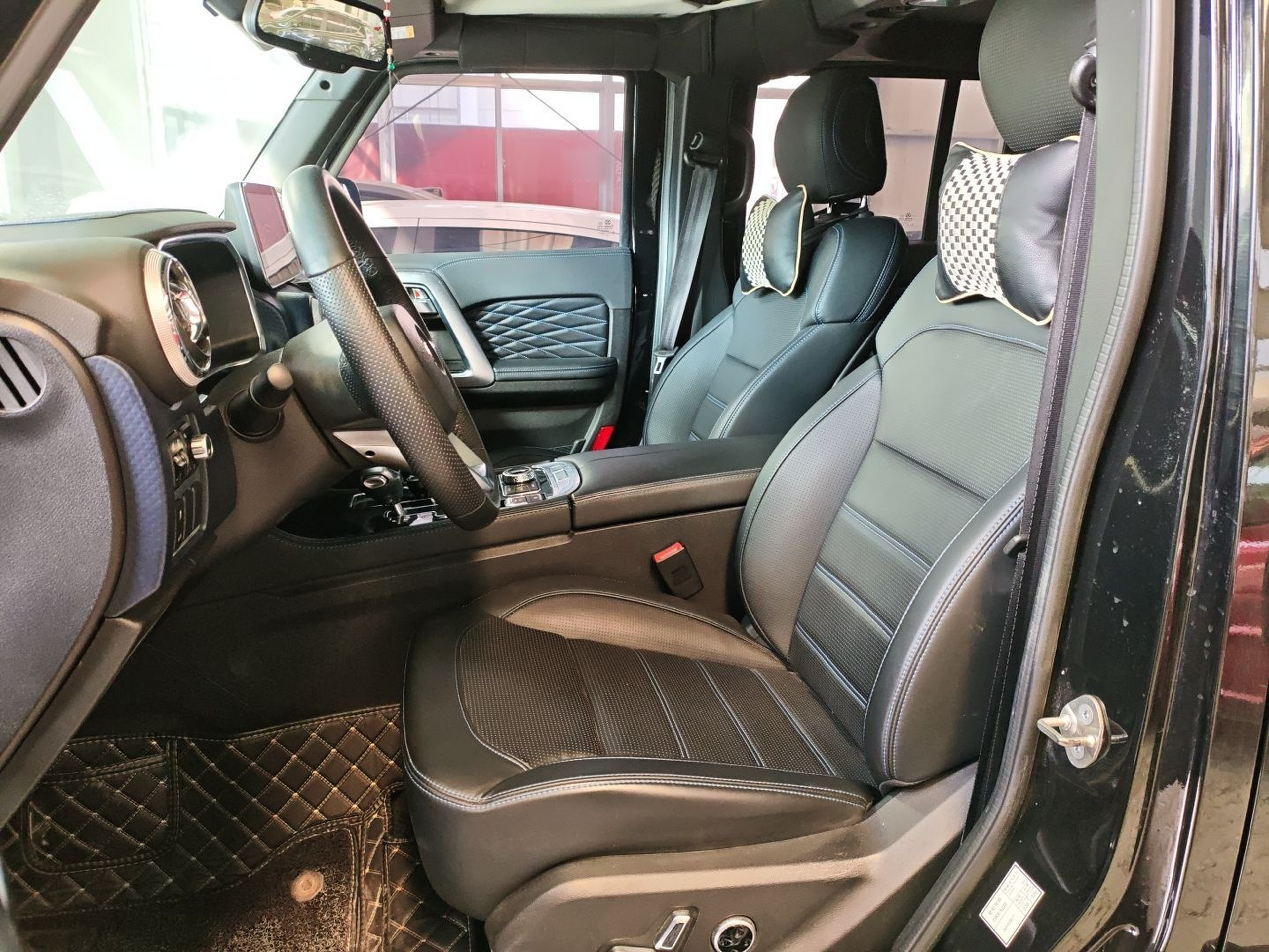 Переднее сиденье в автомобиле