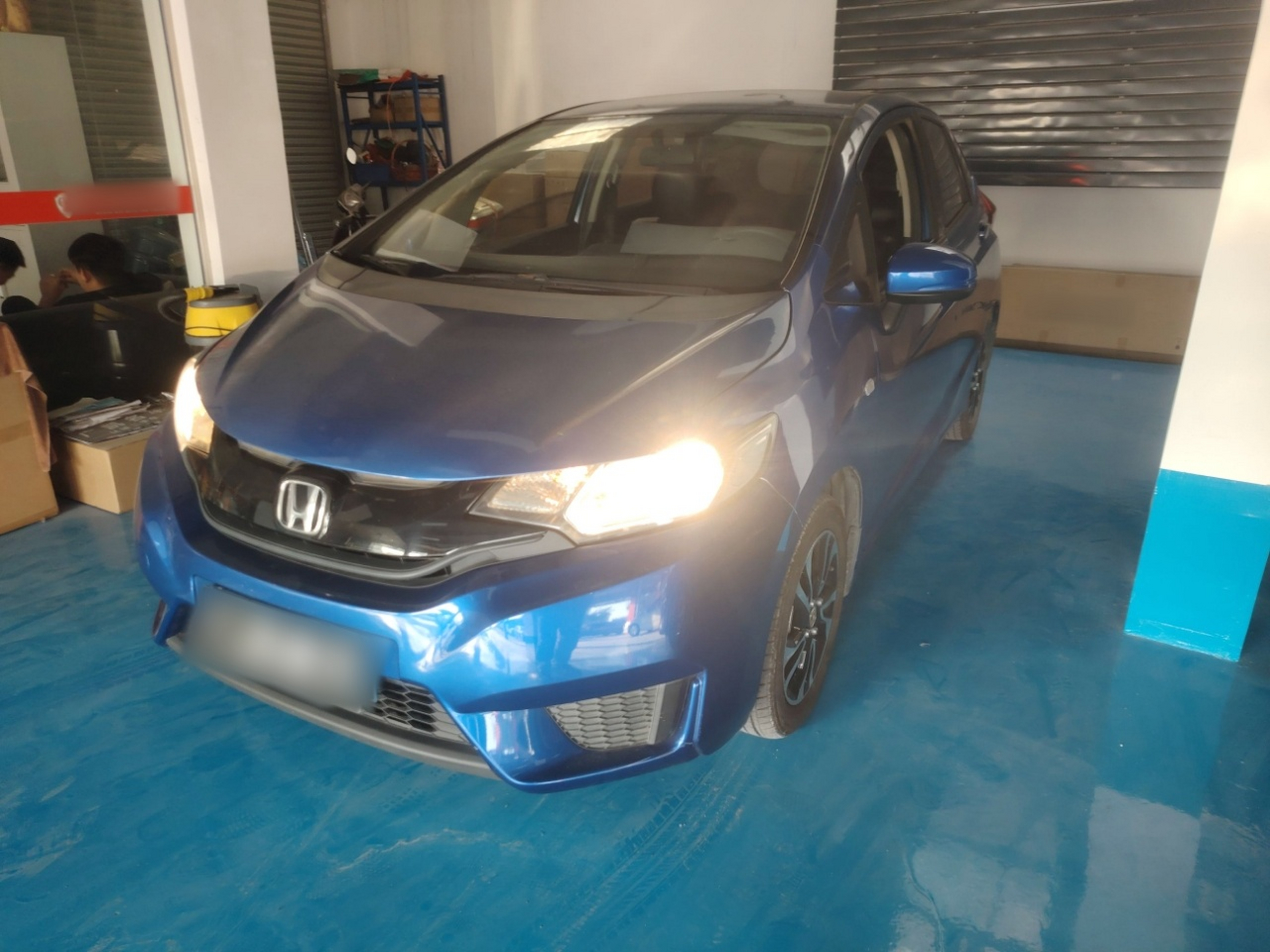 تحت مقدمة السيارة