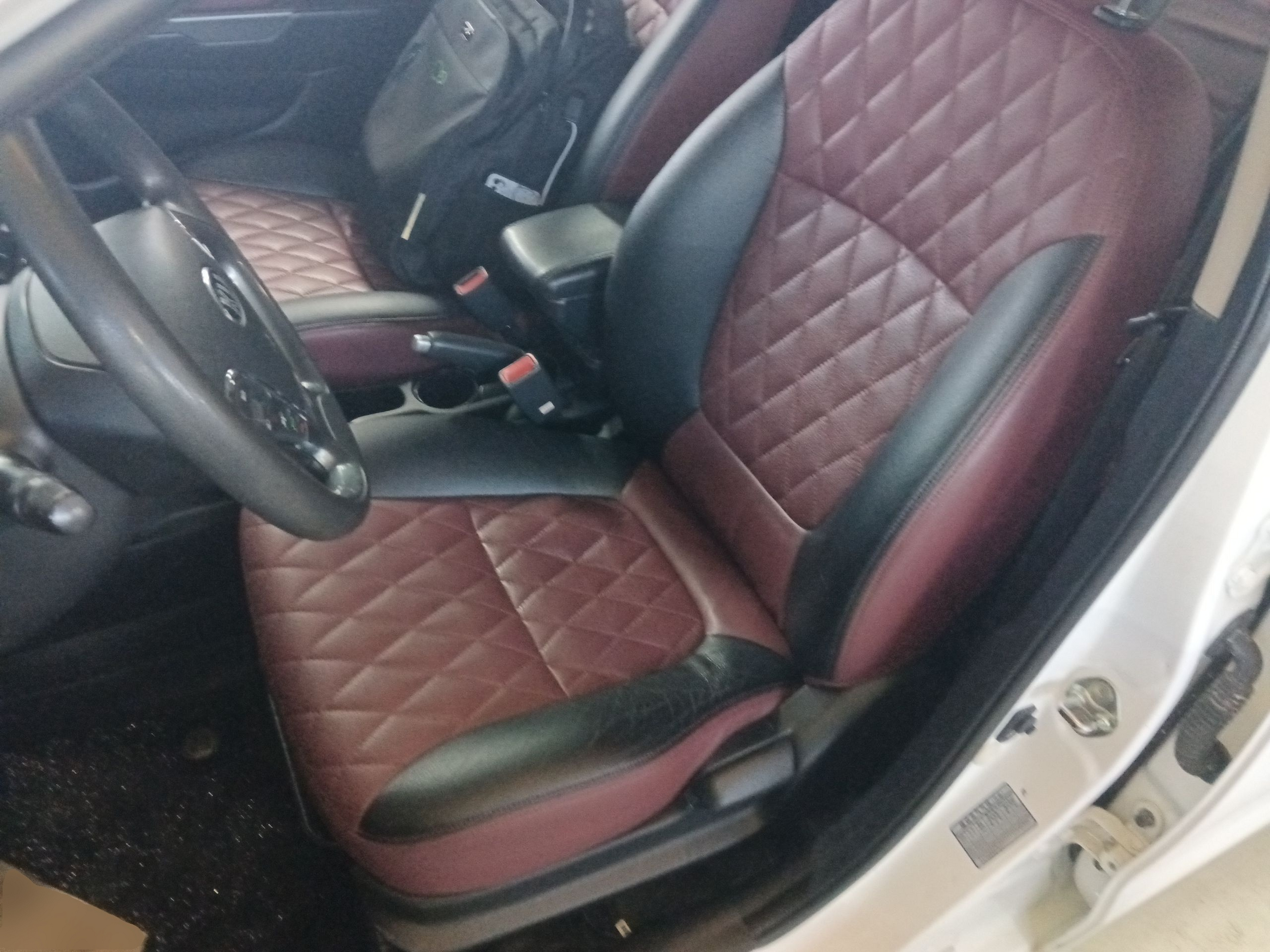 المقاعد الأمامية داخل السيارة