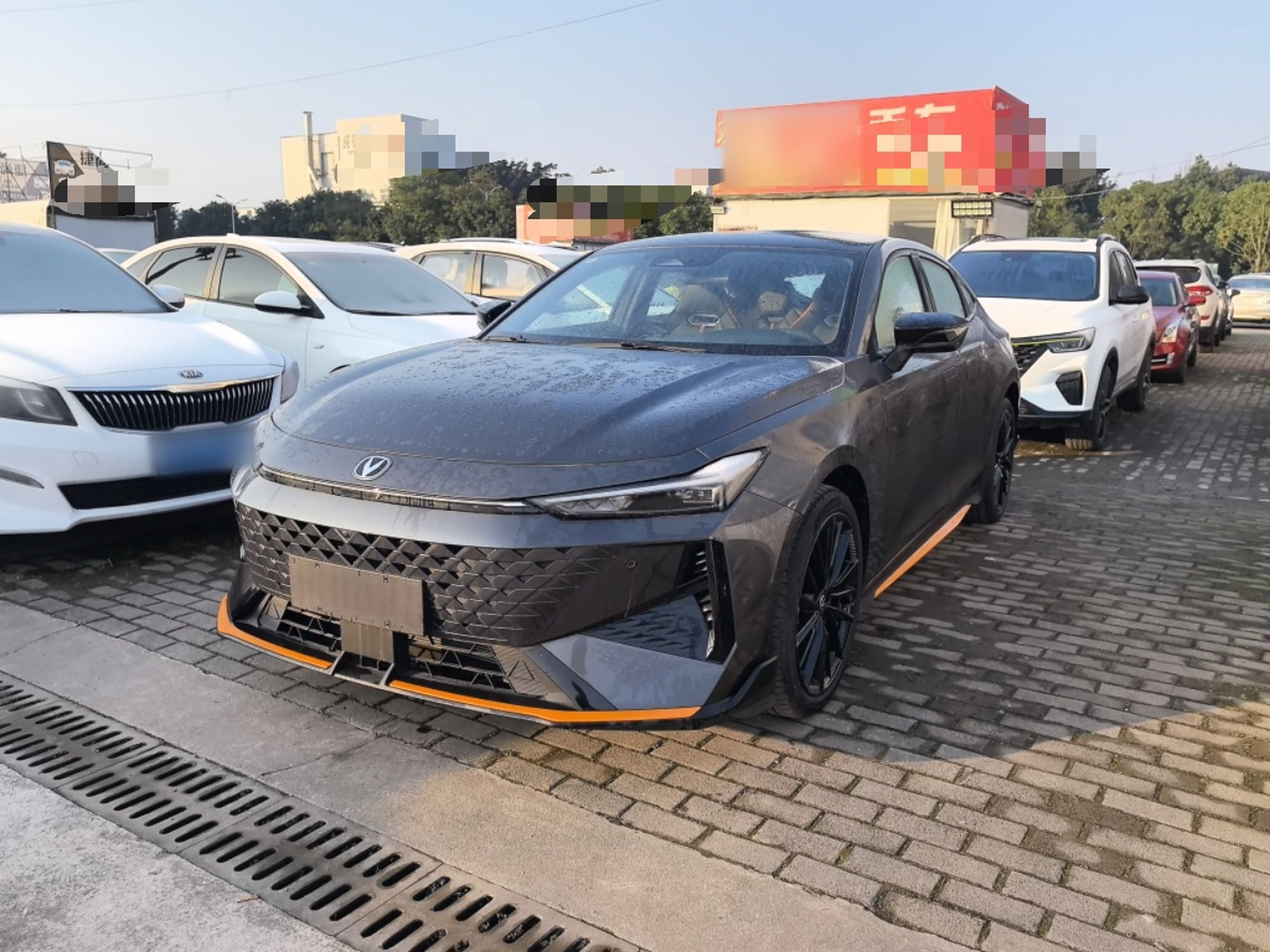 Под передней частью автомобиля