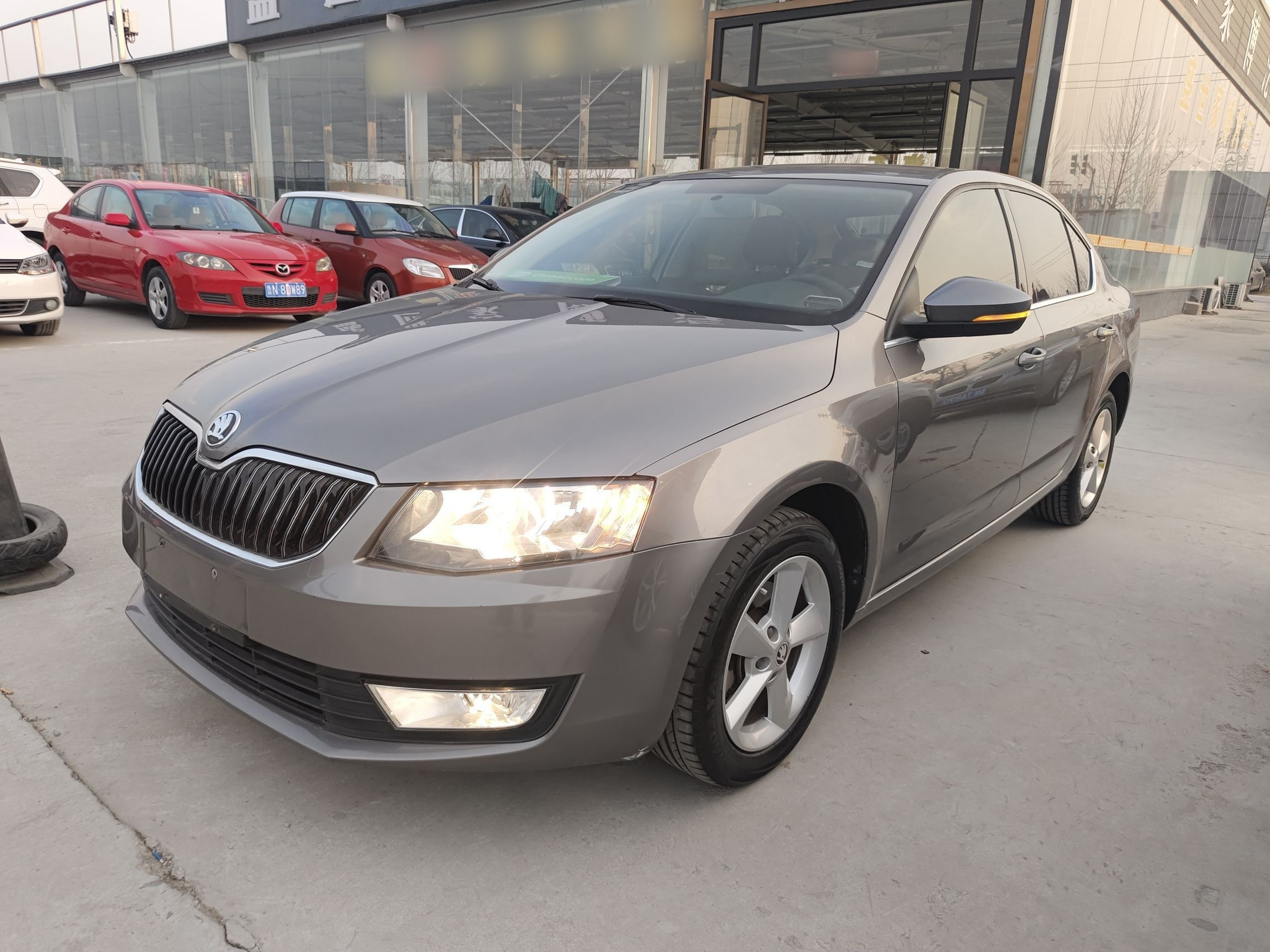 تحت مقدمة السيارة