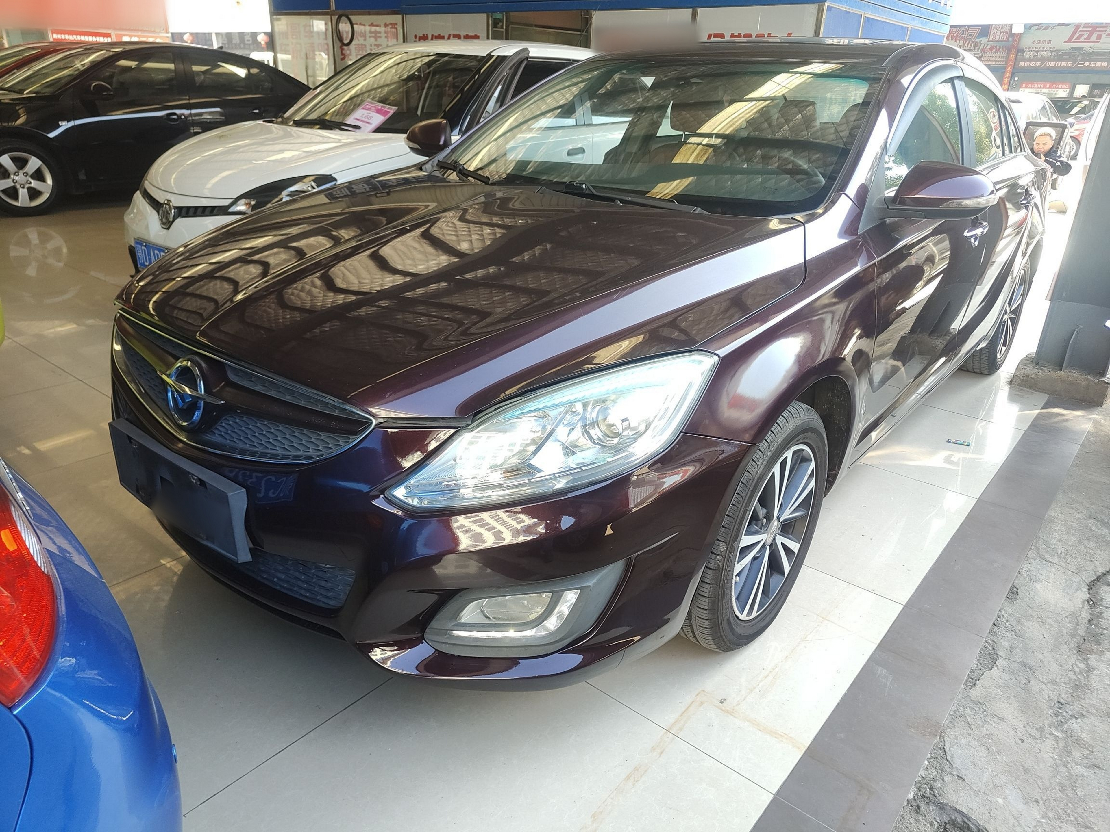 تحت مقدمة السيارة