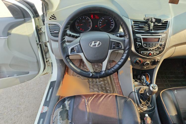 Used Hyundai Verna (older generation) 2014 1.4L Manual Top-Tier Model TOP