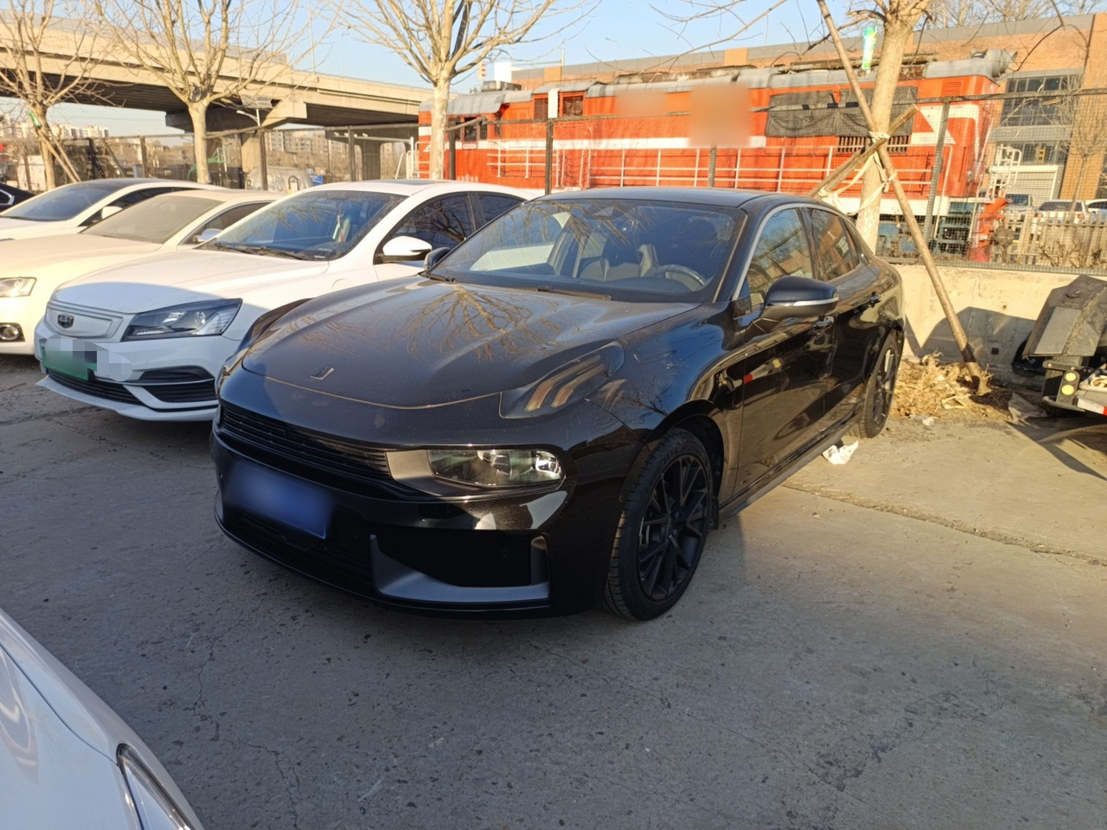 Под передней частью автомобиля