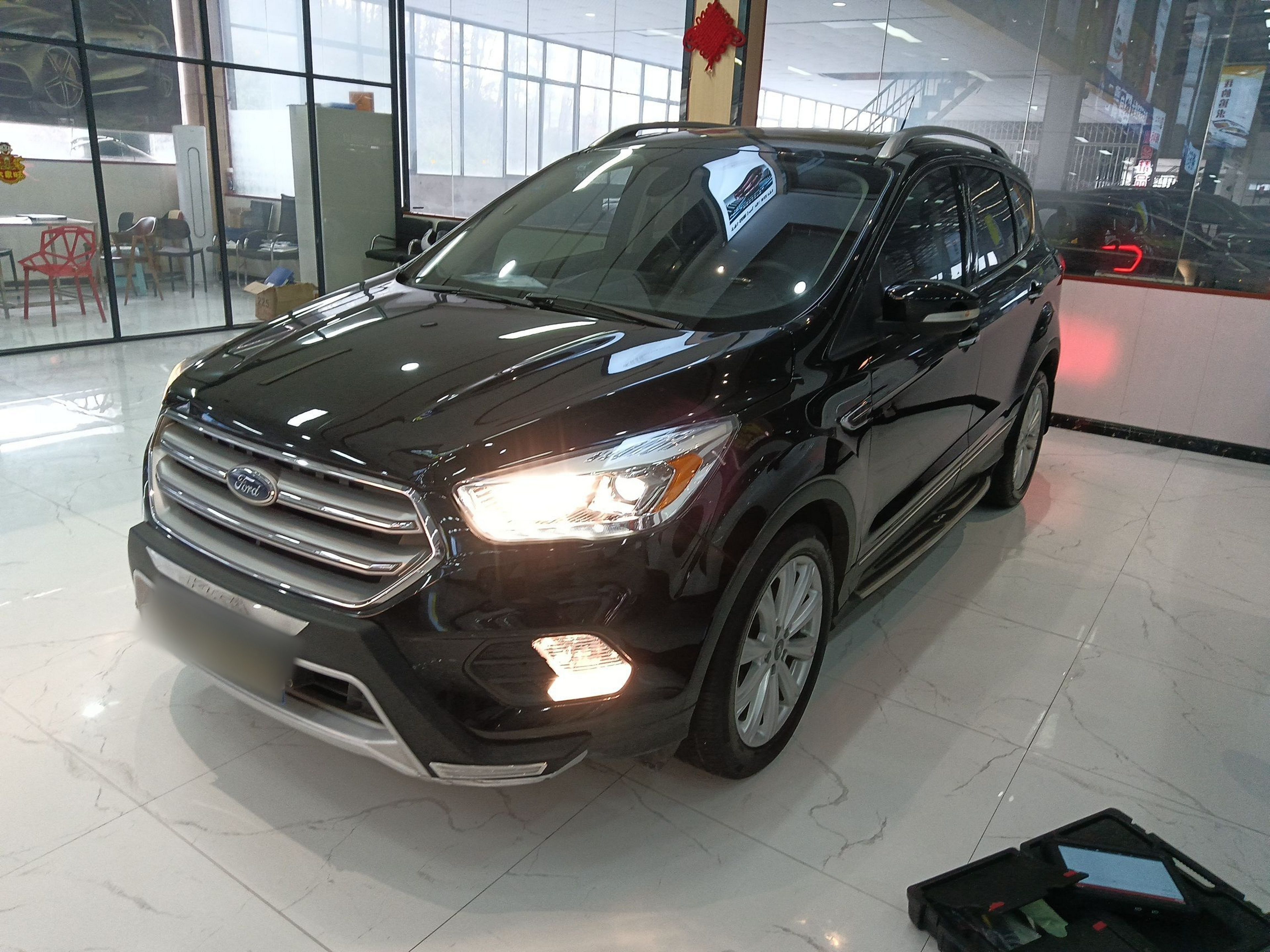 تحت مقدمة السيارة