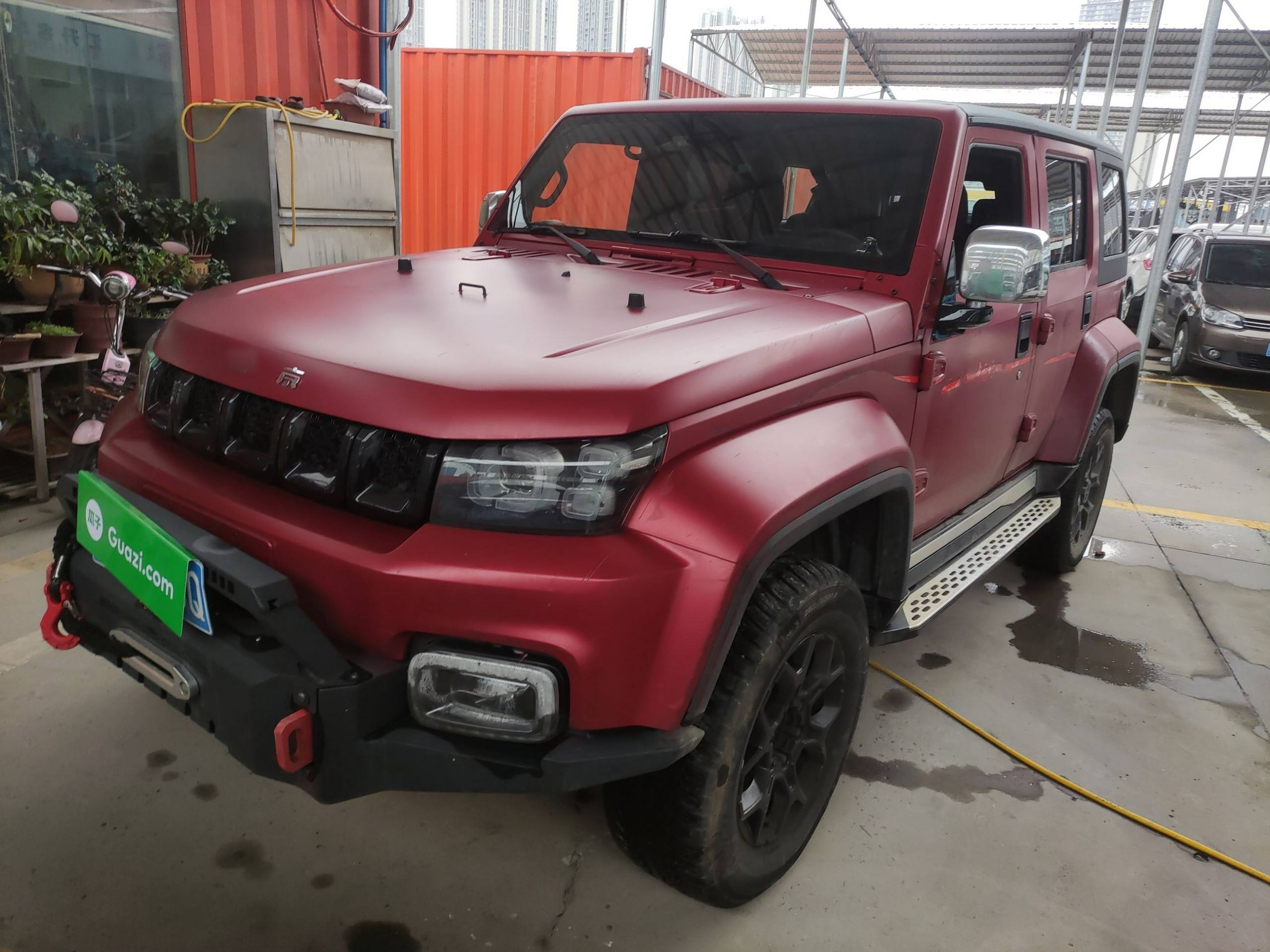 تحت مقدمة السيارة