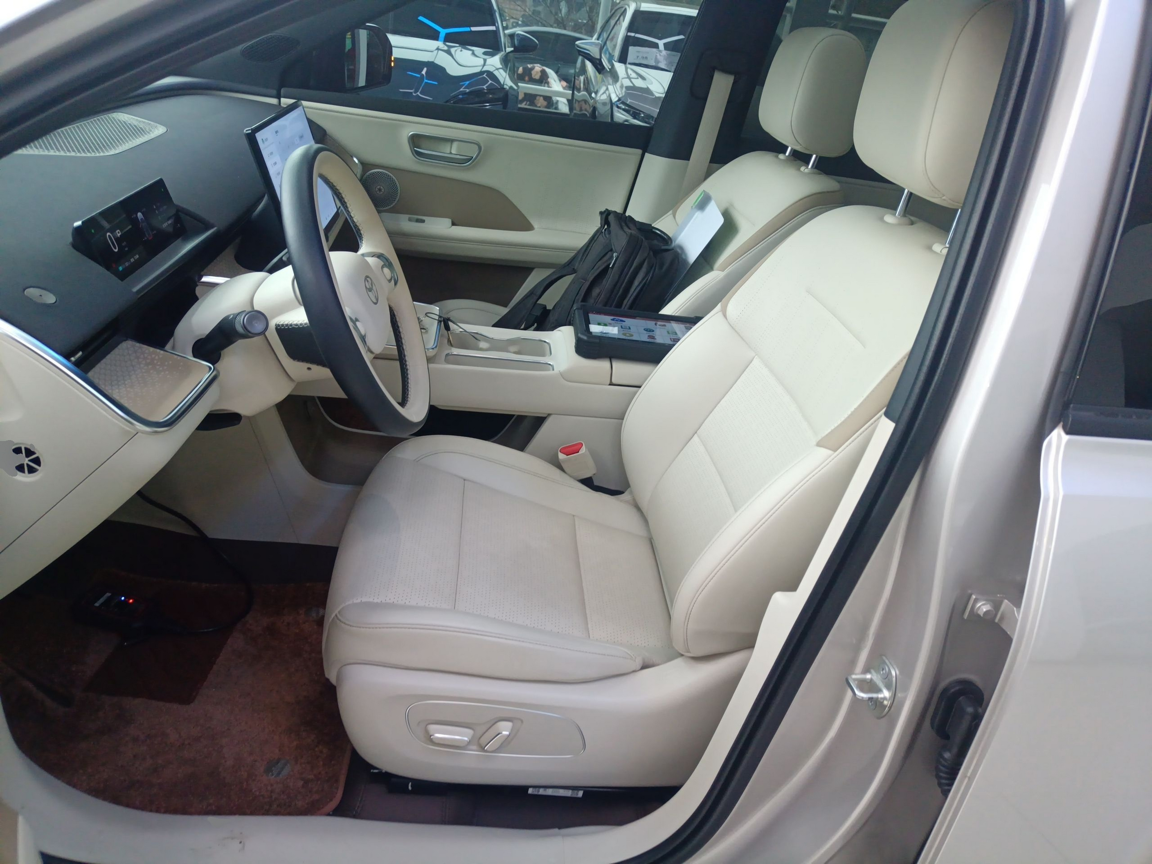 المقاعد الأمامية داخل السيارة