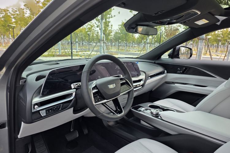 Used Cadillac LYRIQ 2024 Rear-Drive Standard Range Luxury Edition SUPER CRUISE
