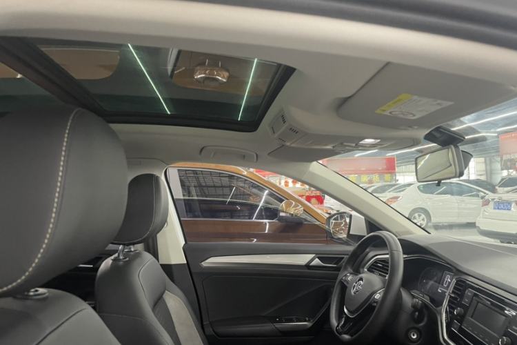 Used Volkswagen T-ROC 2018 230TSI DSG Two-Wheel Drive Advanced Version China V Standard
