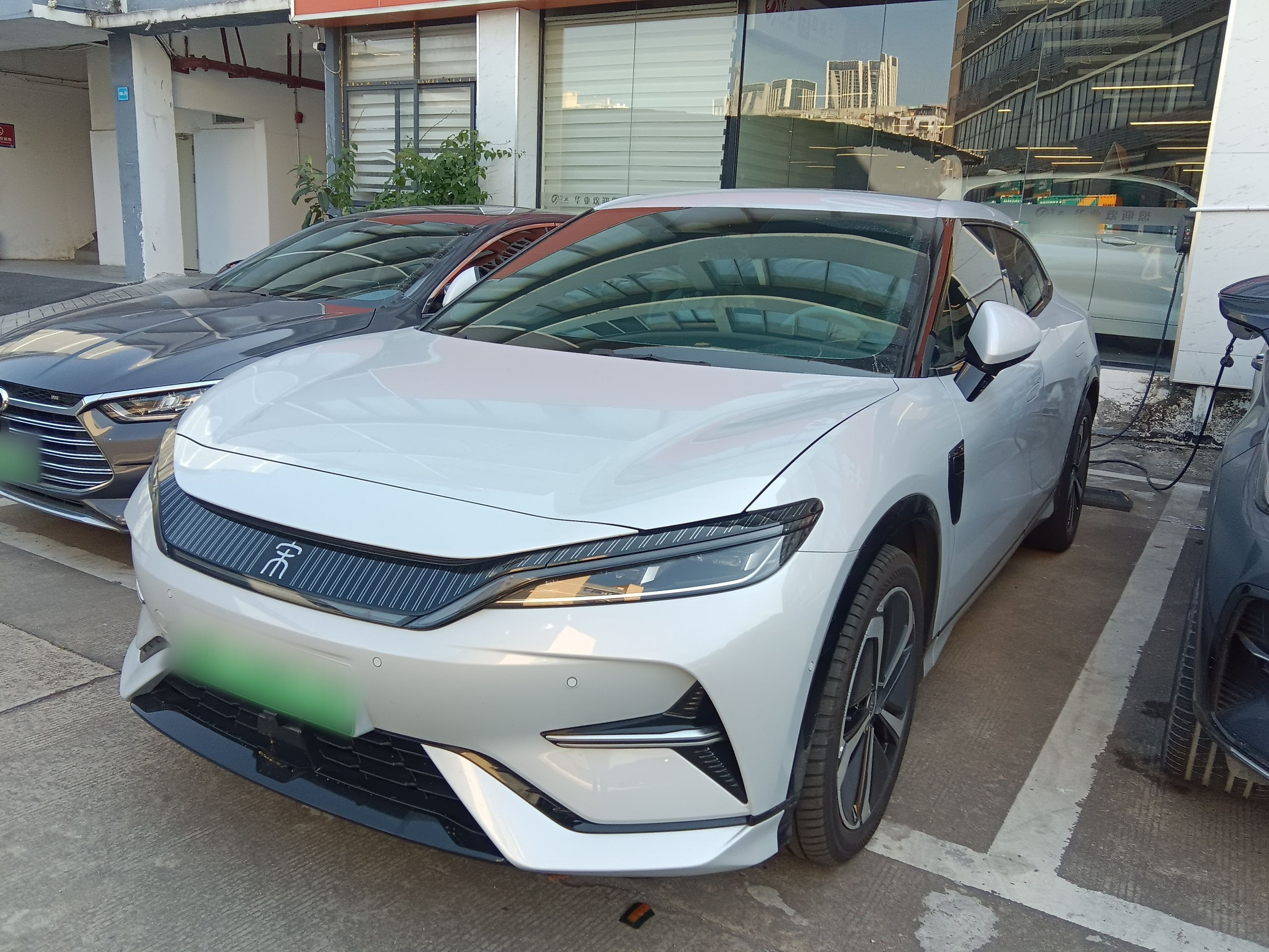 Под передней частью автомобиля