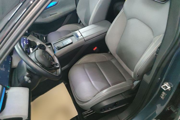 Used Lynk & Co 08 EM-P 2025 220 km All-Wheel-Drive Performance Halo
