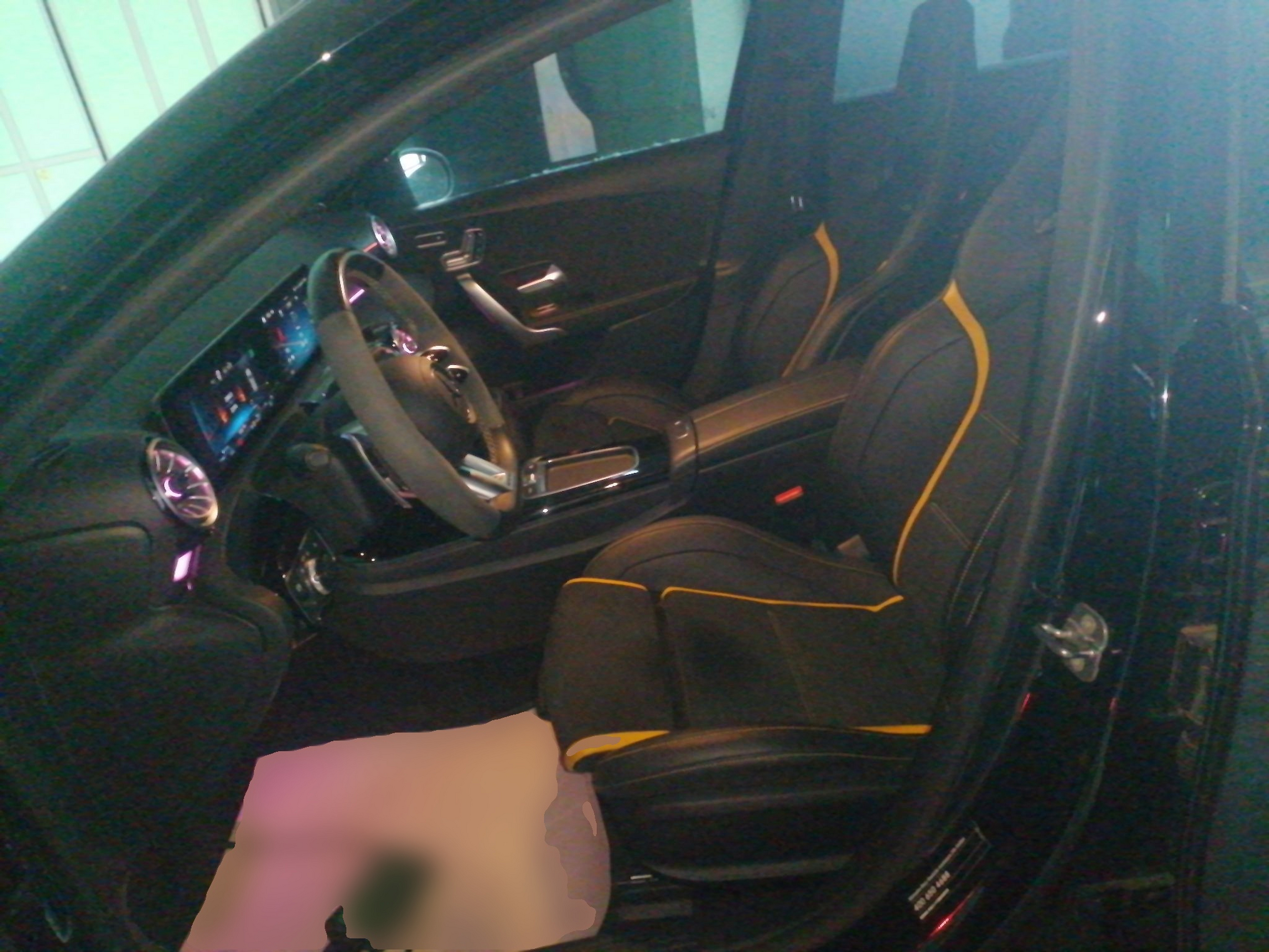 المقاعد الأمامية داخل السيارة