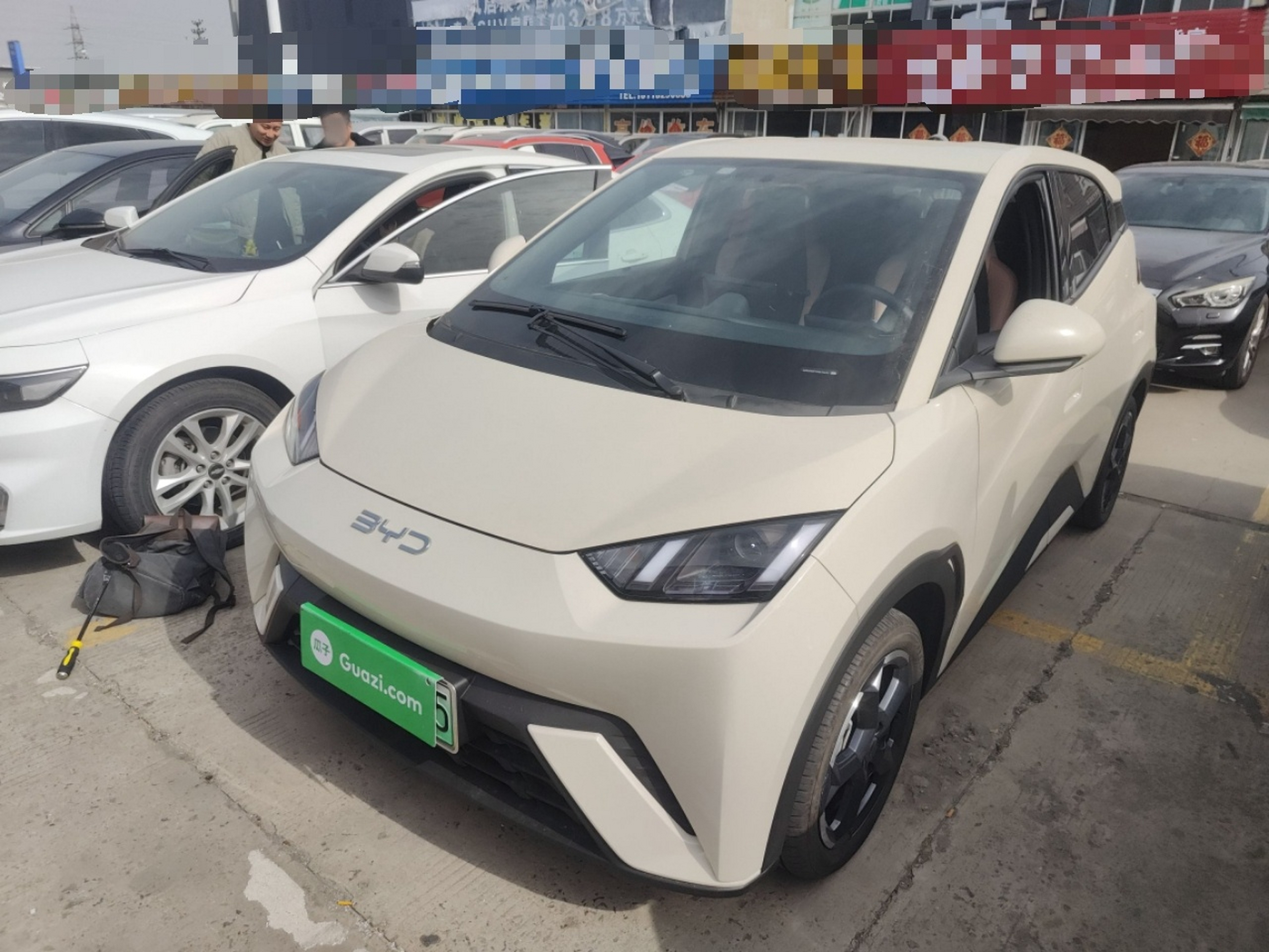 تحت مقدمة السيارة