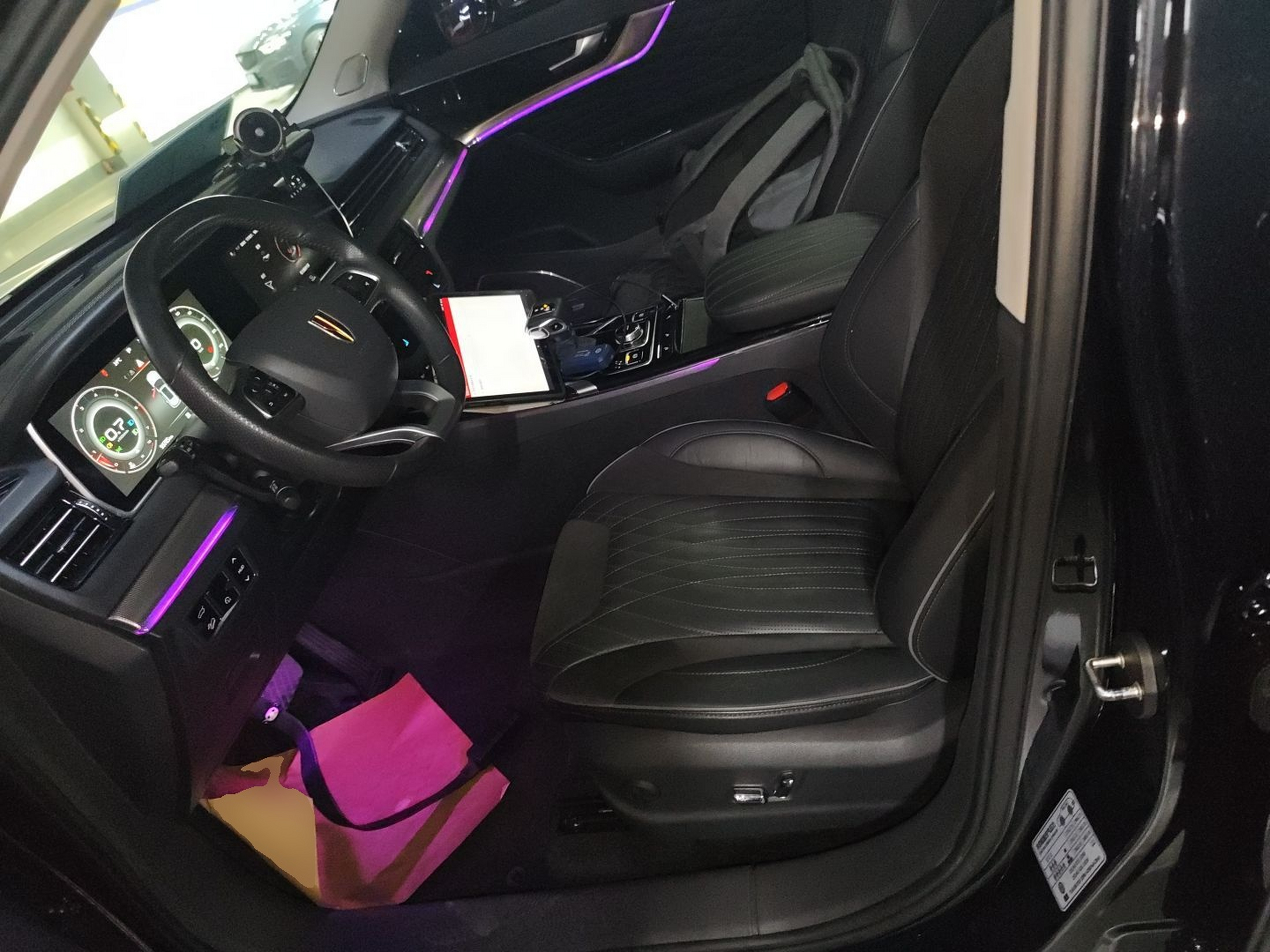 المقاعد الأمامية داخل السيارة