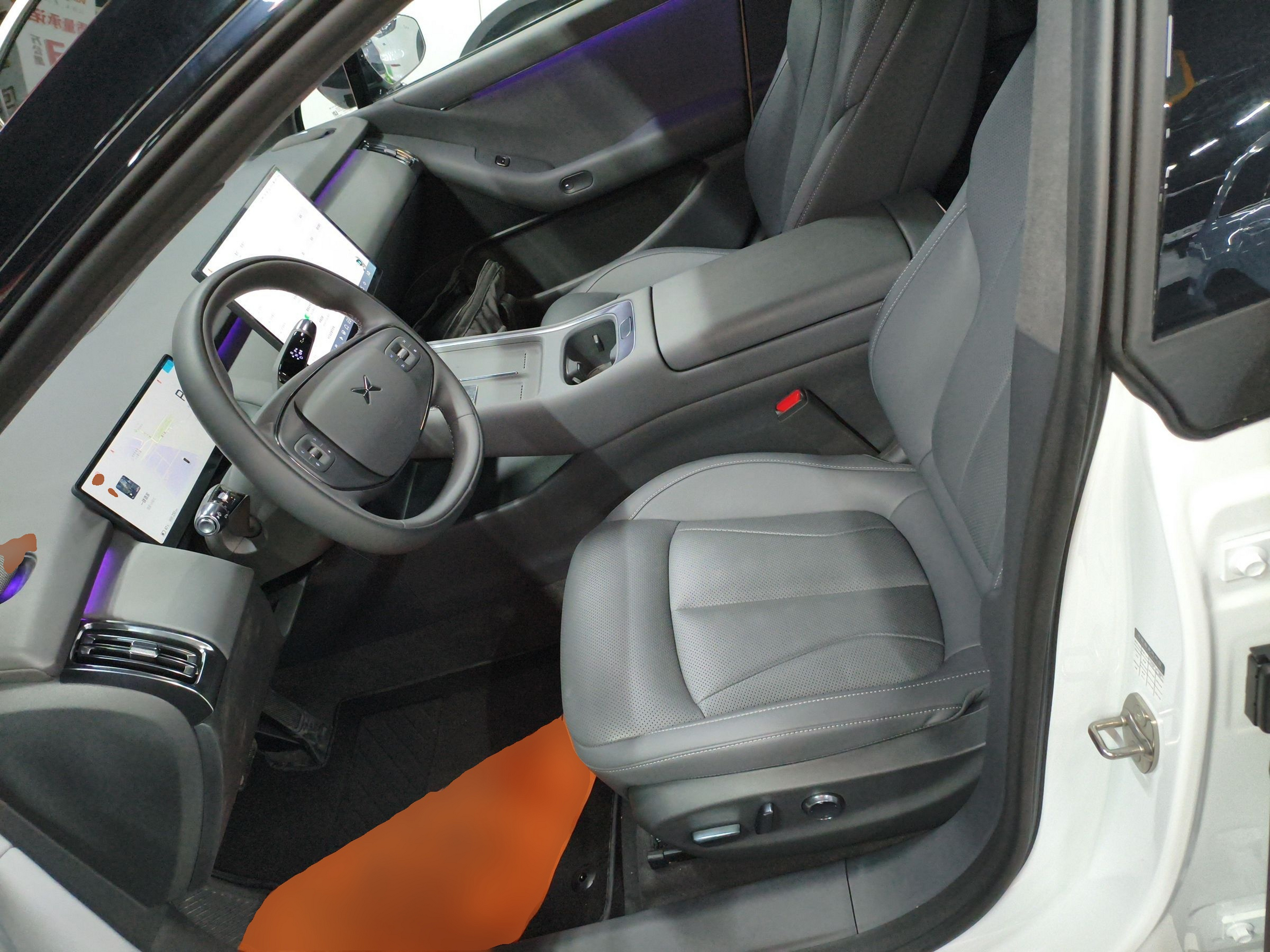 المقاعد الأمامية داخل السيارة