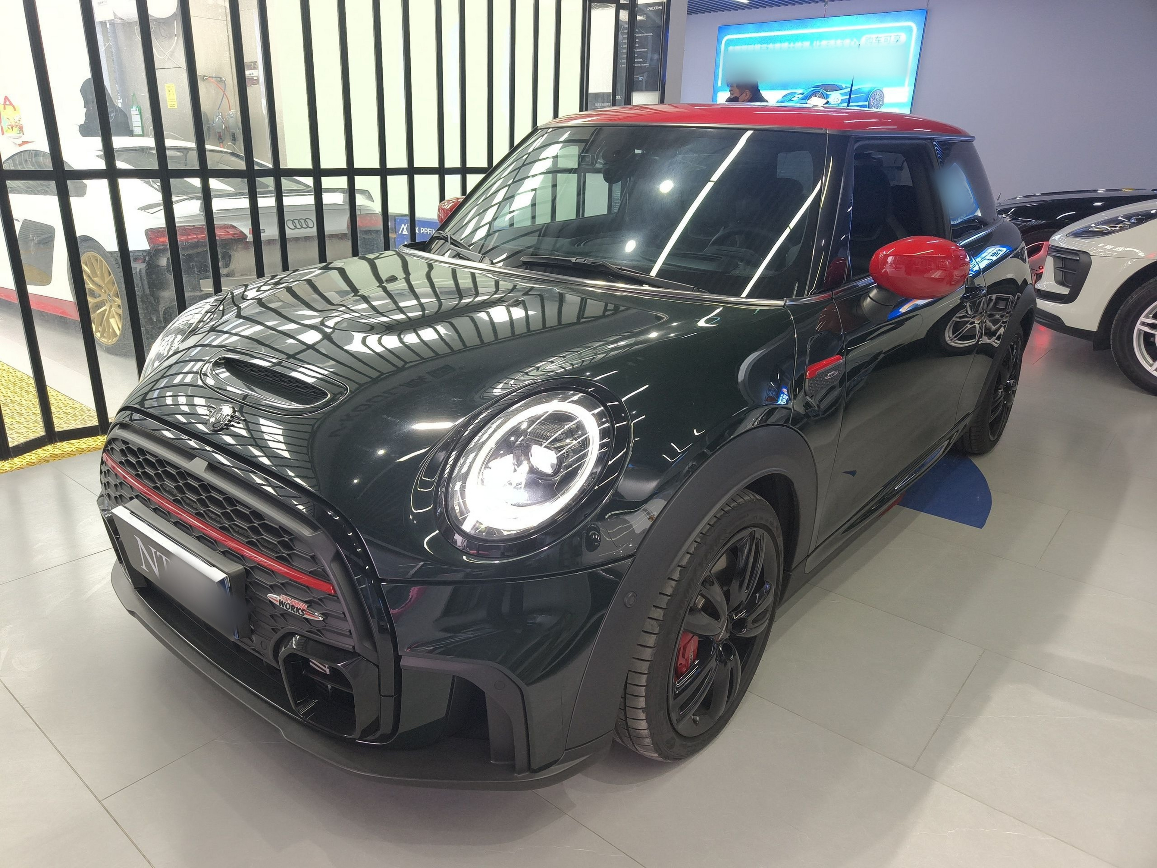 تحت مقدمة السيارة