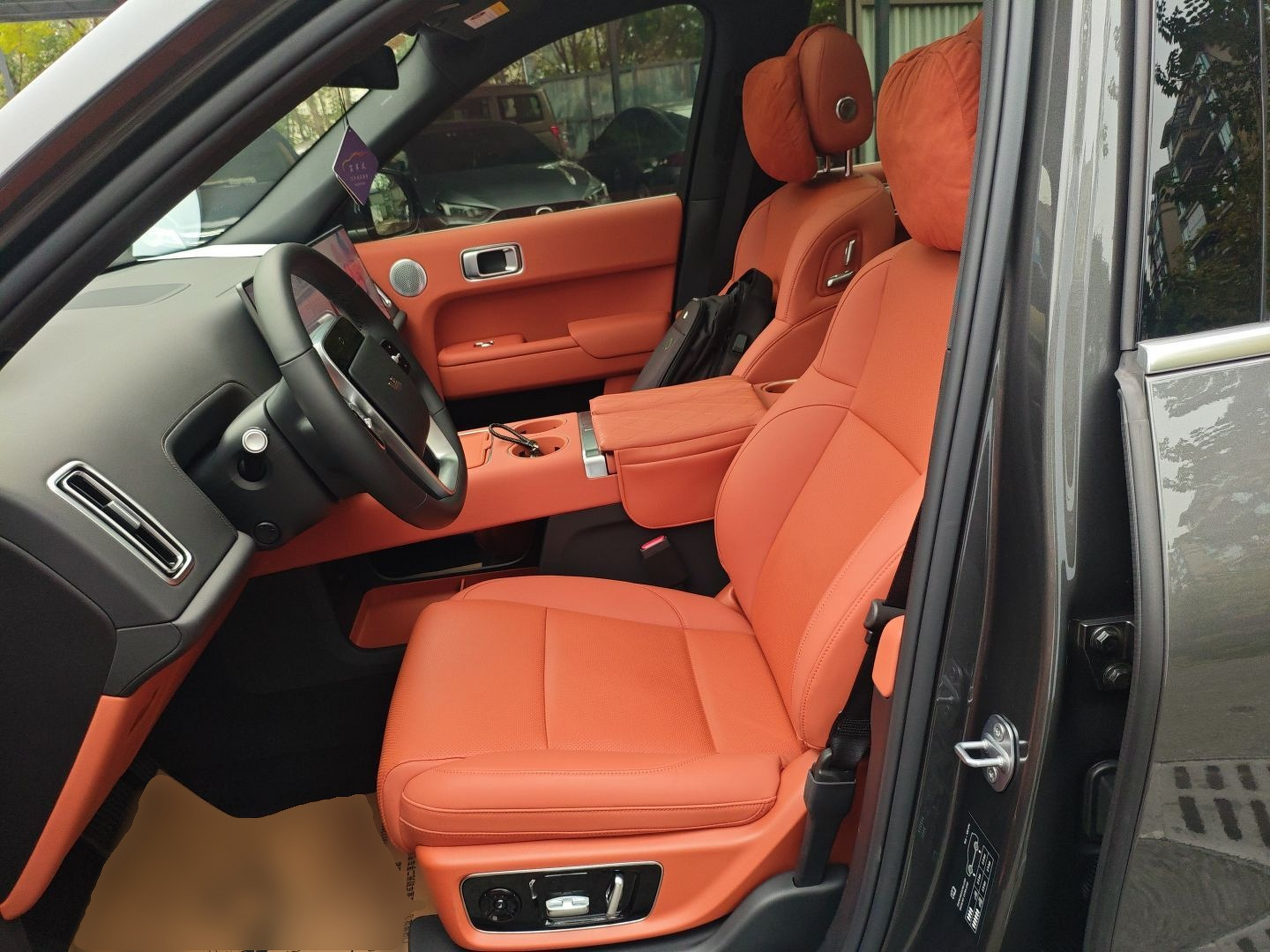 Переднее сиденье в автомобиле