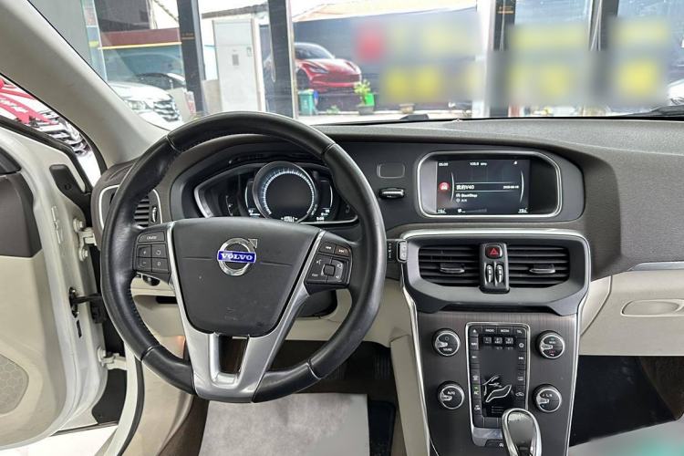 Used Volvo V40 2015 1.6T Zhiyi Edition