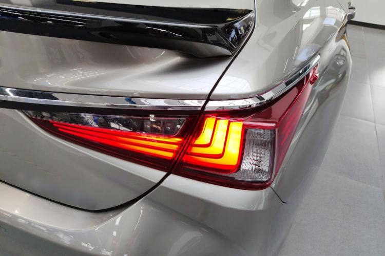 Used Lexus ES 2021 300h Deluxe Edition