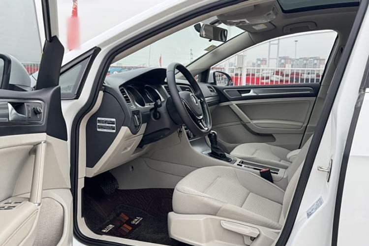 Used Volkswagen Golf 2016 230TSI Automatic Comfort Version
